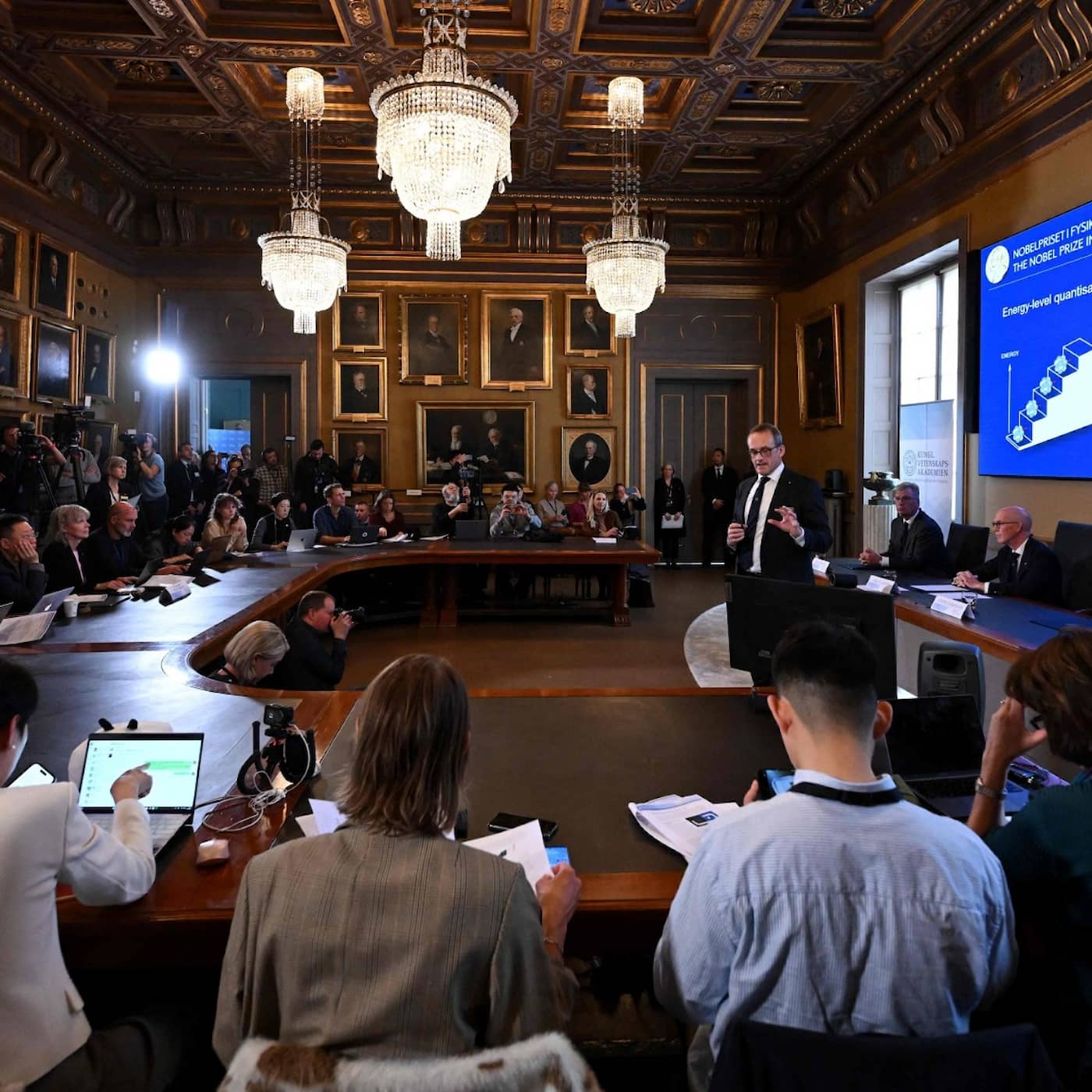 Nobelpriset i fysik 2025: prisas för upptäckter om kvantmekanik artwork