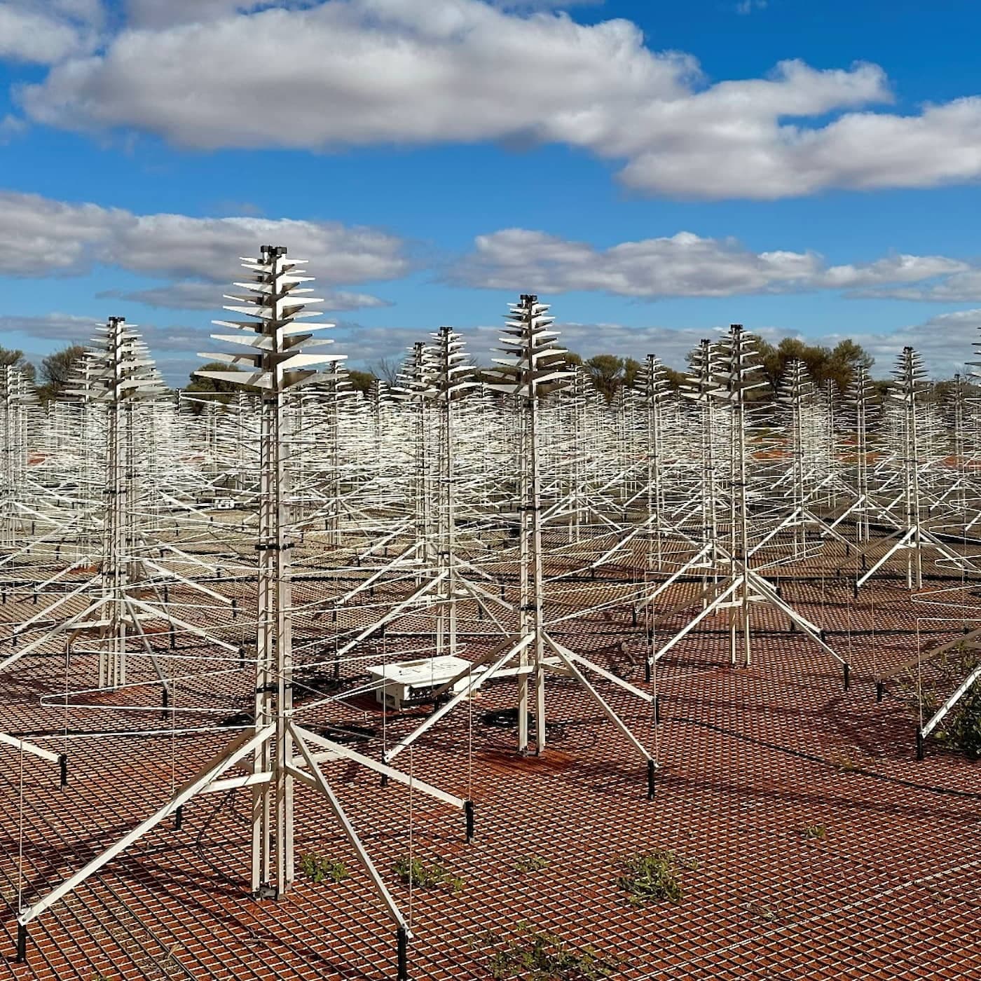 Den enorma skogen av antenner som ska lösa universums gåtor artwork