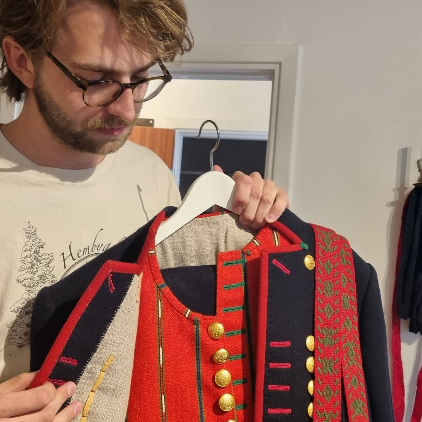 Folkdräkt hett plagg i studentgarderoben artwork