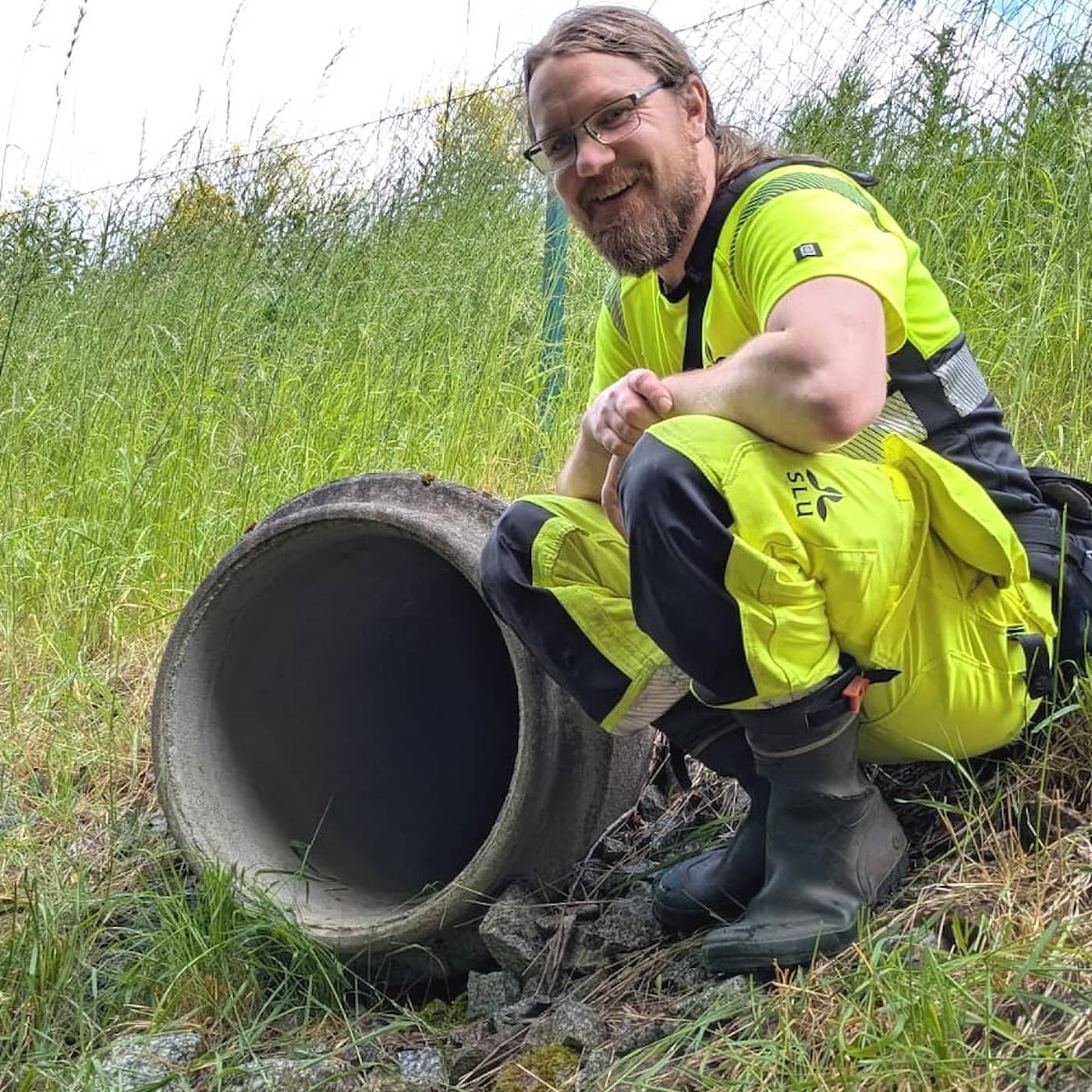 Rune undersöker djurens tunnelsystem under vägarna artwork