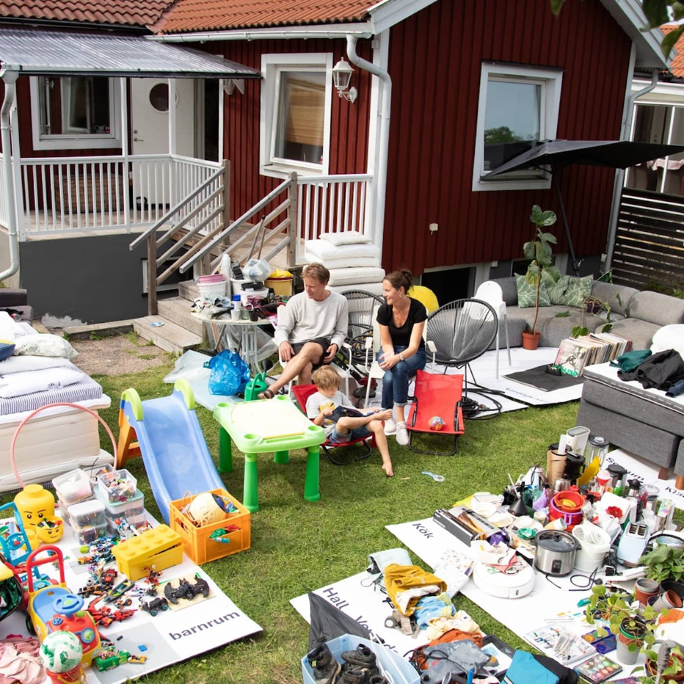 Barnfamiljen fick hemmet tömt på plast artwork