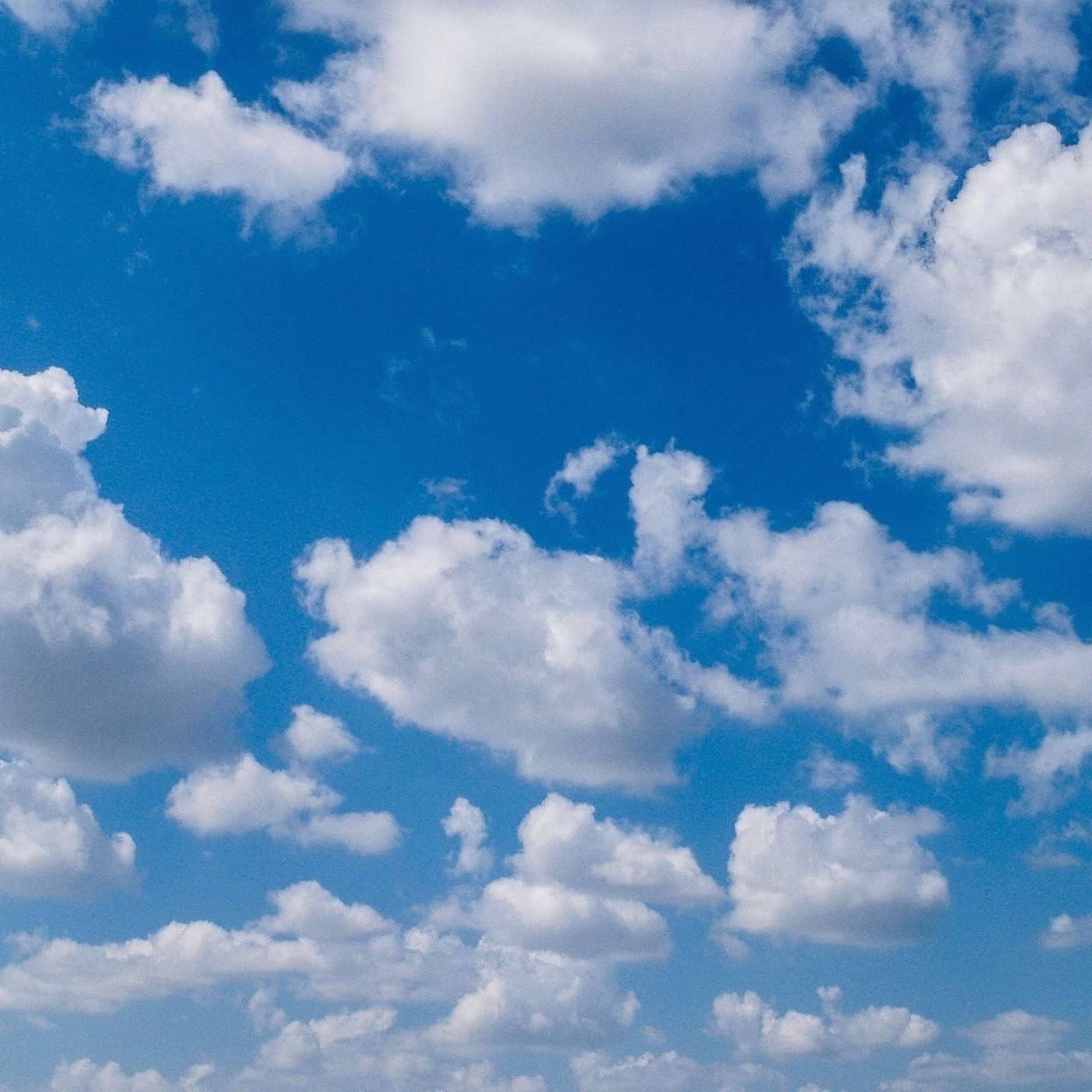 Luftiga drömmar och storsäljande motiv – de trendsättande molnen artwork