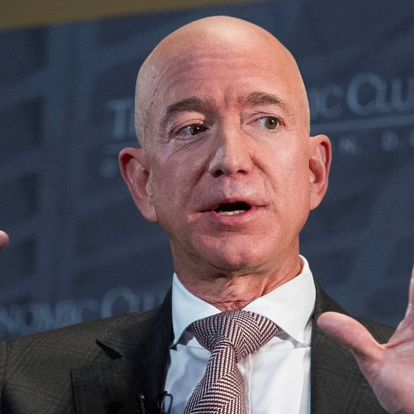 Jeff Bezos – hur världens rikaste man blev förknippad med muskler, mode och skandaler och inte bara med e-handel artwork