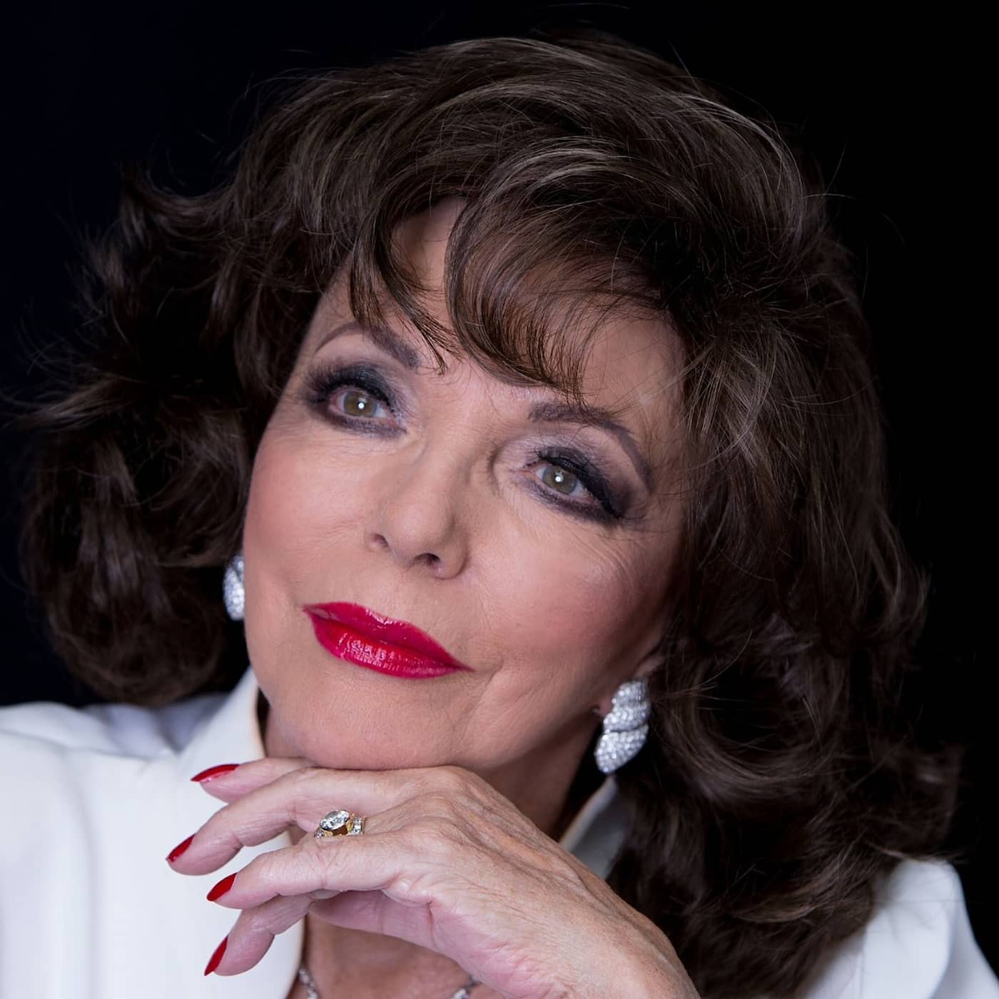 Joan Collins – 90 år av glitter, glamour och giftiga repliker artwork