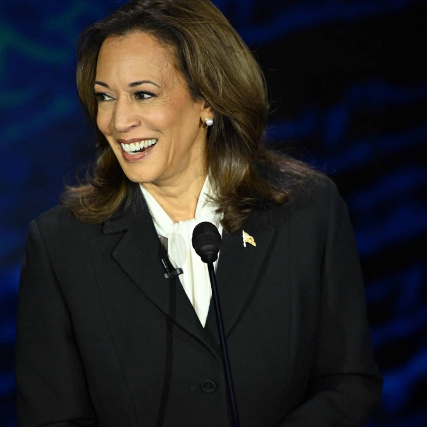 Powerkostymer, skratt, mat och memes – en vinnande strategi för Kamala Harris? artwork