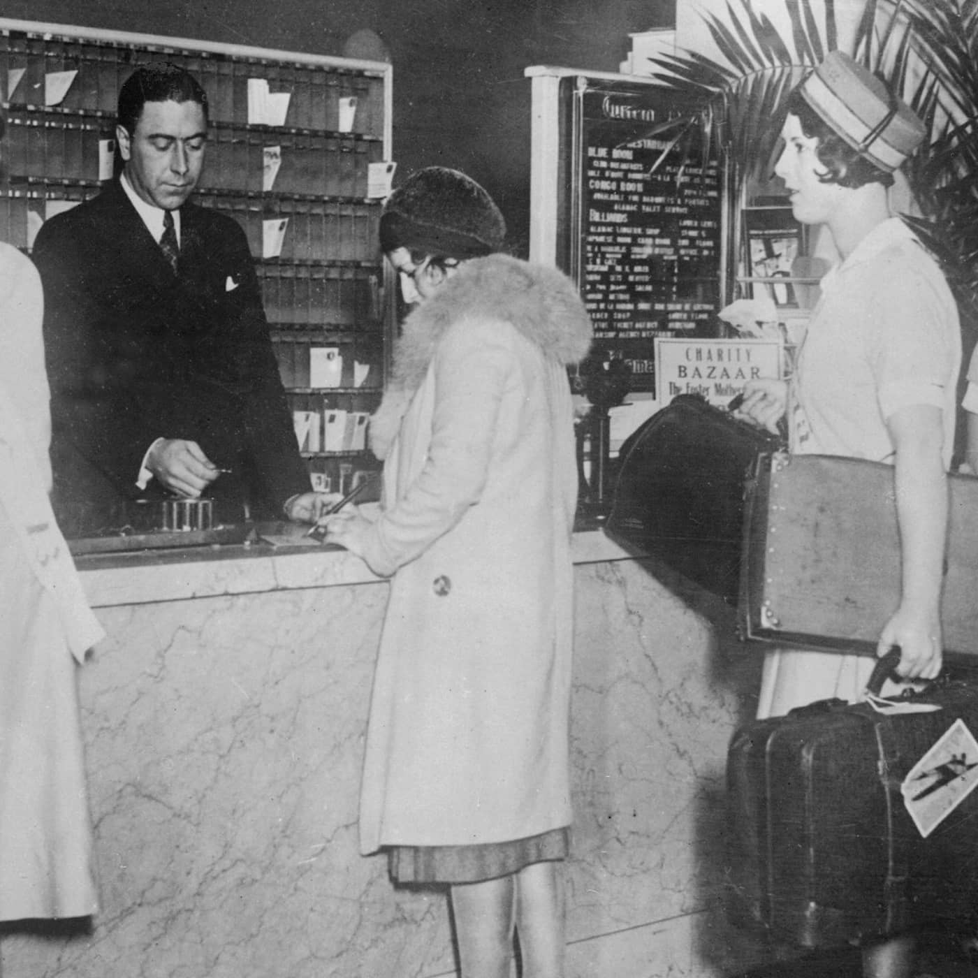 Room service, nybäddade sängar och drömmen om att bli någon annan – nu tar vi in på hotell! artwork