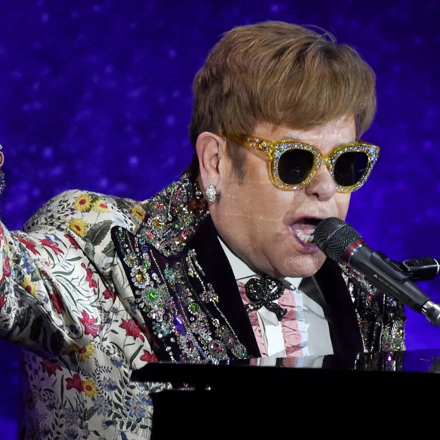 Elton John – en av musikvärldens mest spektakulärt klädda män säger hejdå med en modeskräll artwork