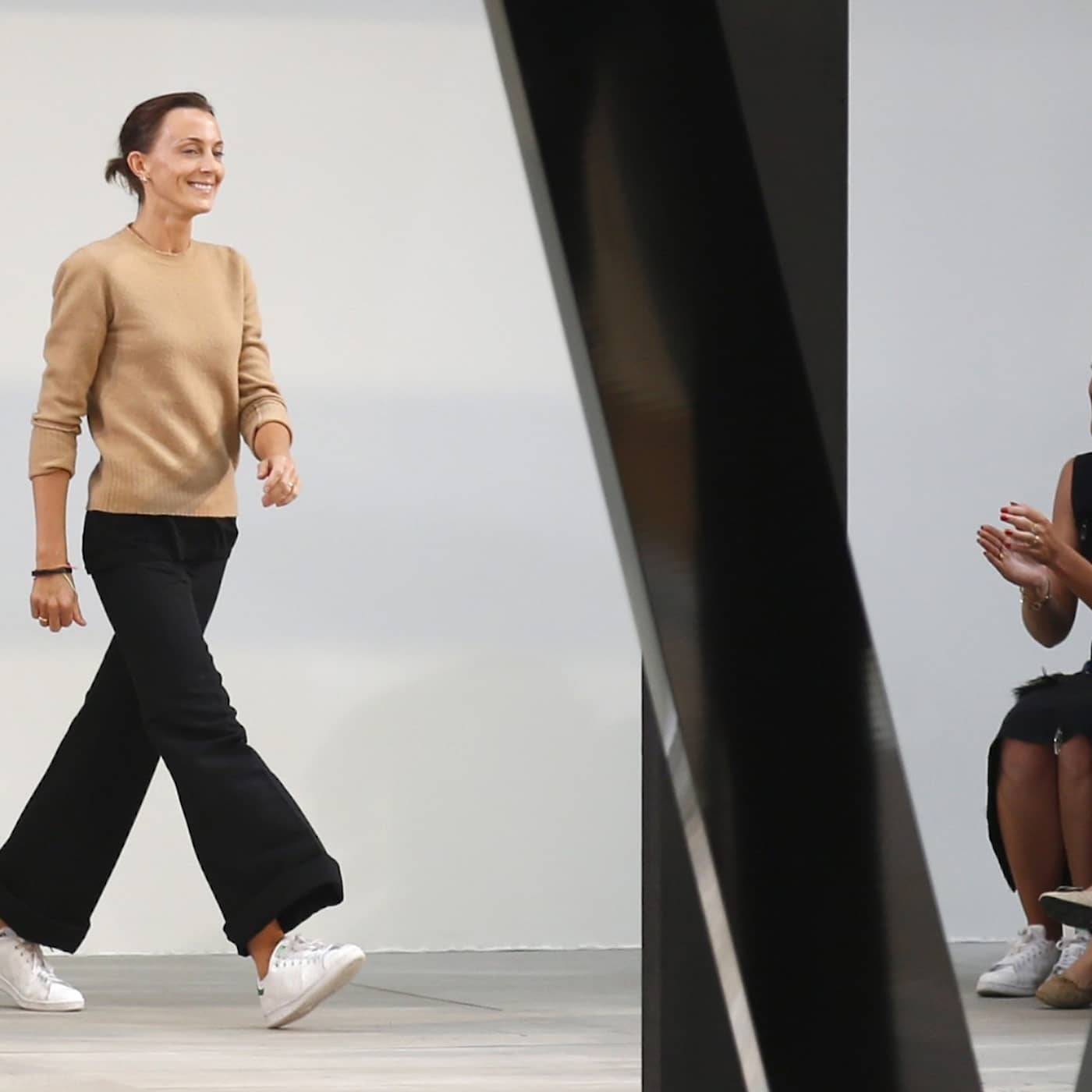Vem är egentligen Phoebe Philo – och varför har hon så hängivna fans? artwork