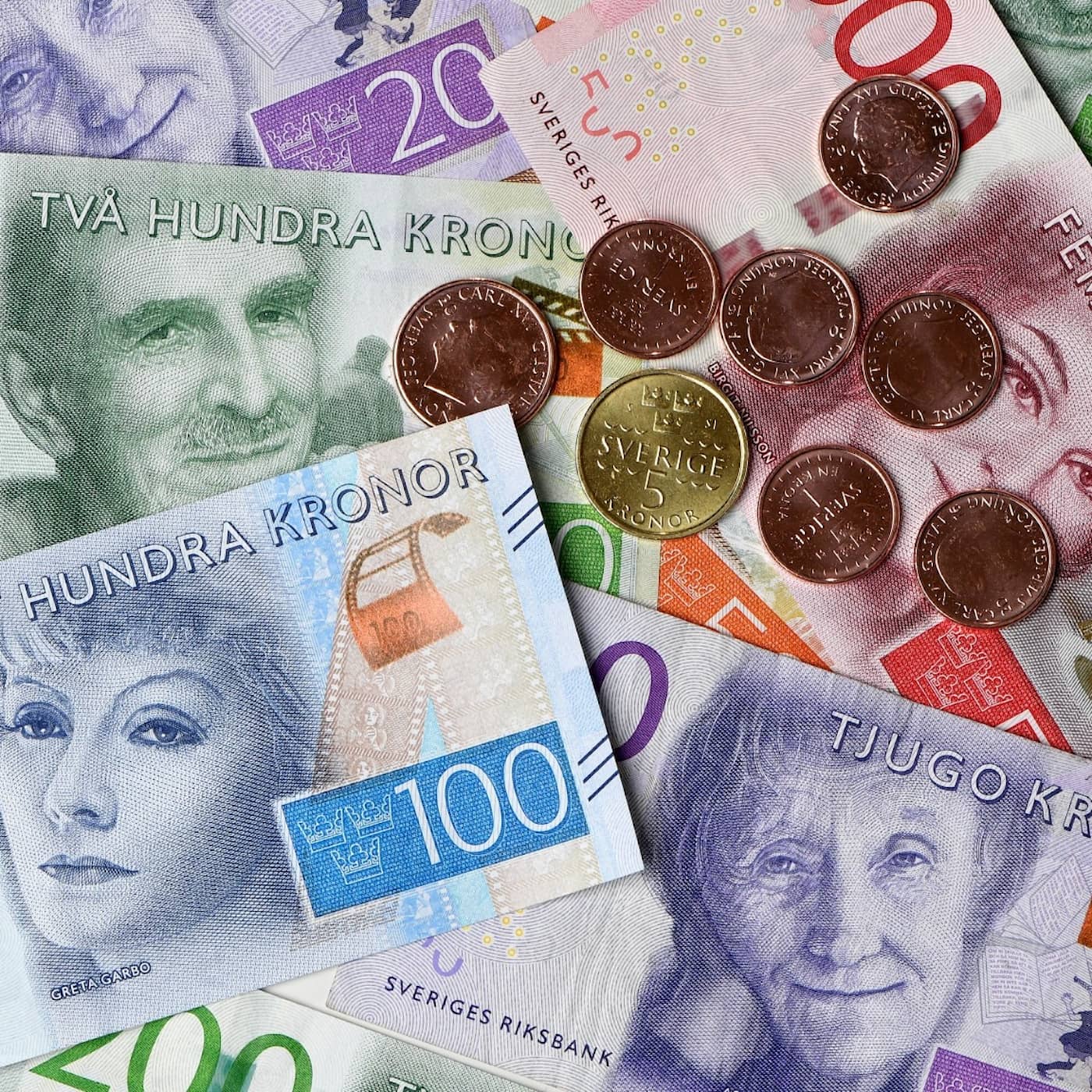 Prasslande sedlar och klirrande mynt – kommer de att bli saknade inom mode, konst och film? artwork