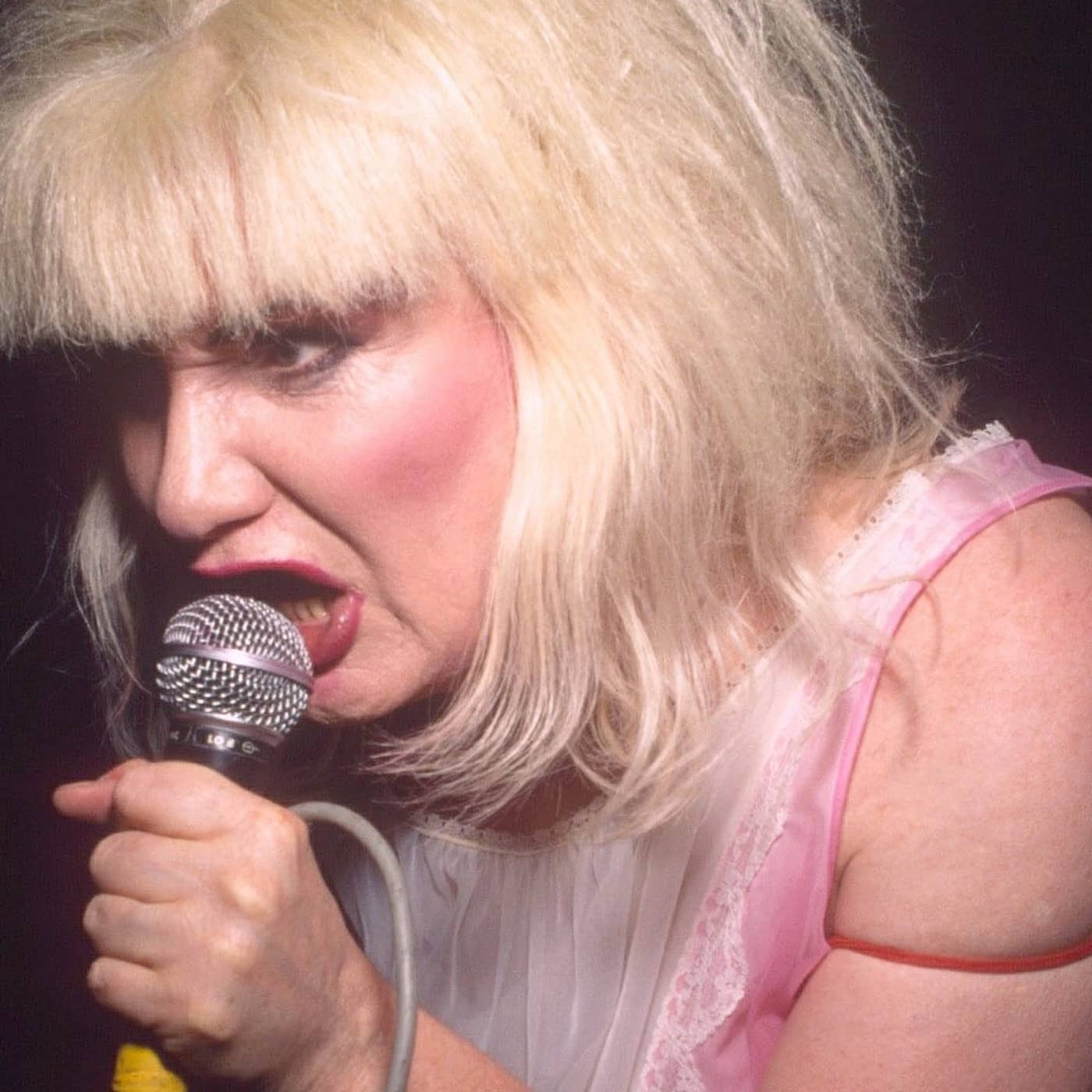 Glam och punk, trash och trans – så blev Jayne County världens första transsexuella rockstjärna artwork