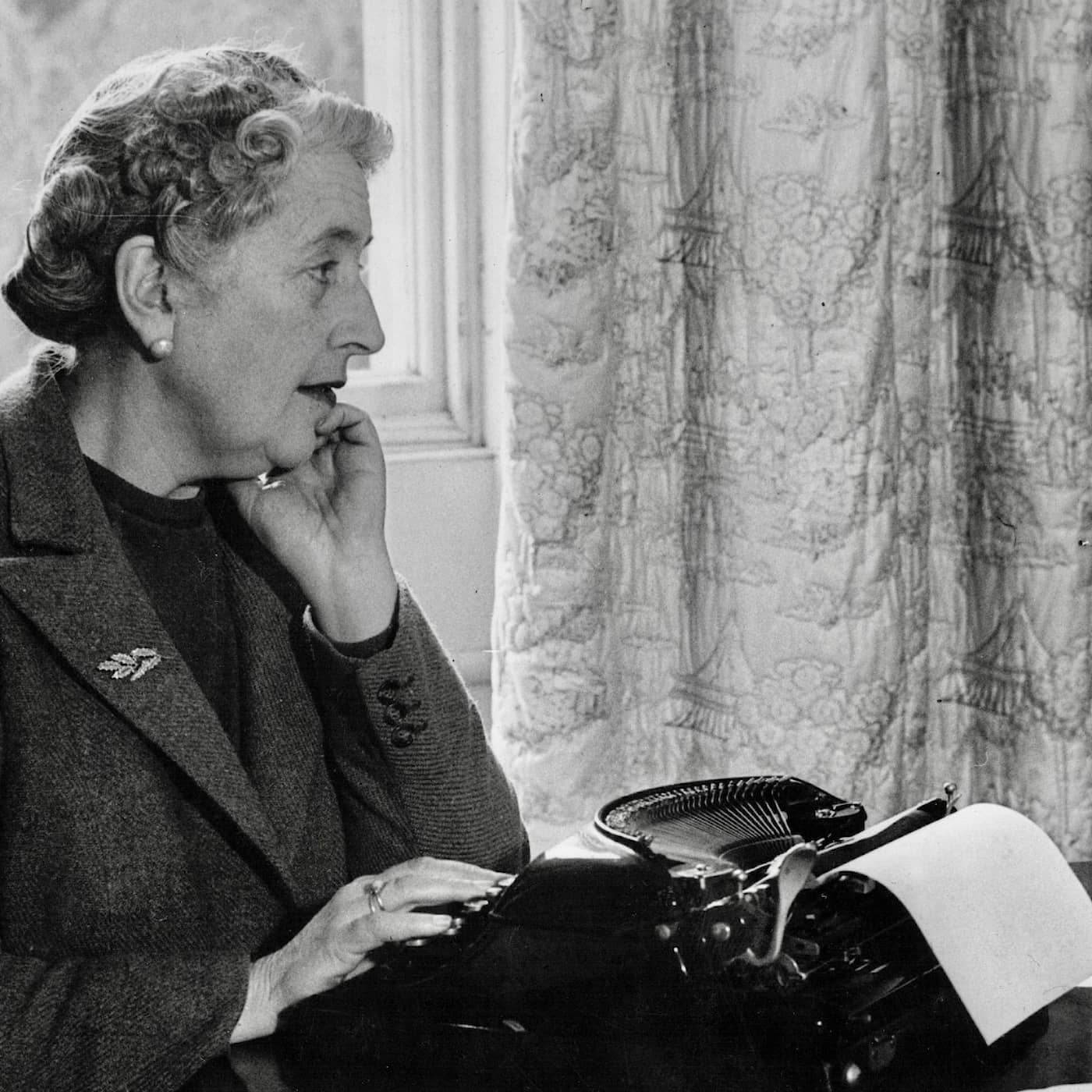 Agatha Christie – med trendskapande blick för mord, mysterier och mode artwork