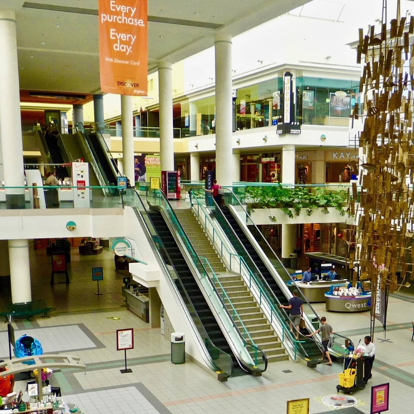 Shoppingmalls – älskade, hatade och underskattade (köp)centrum för kläder och kultur artwork