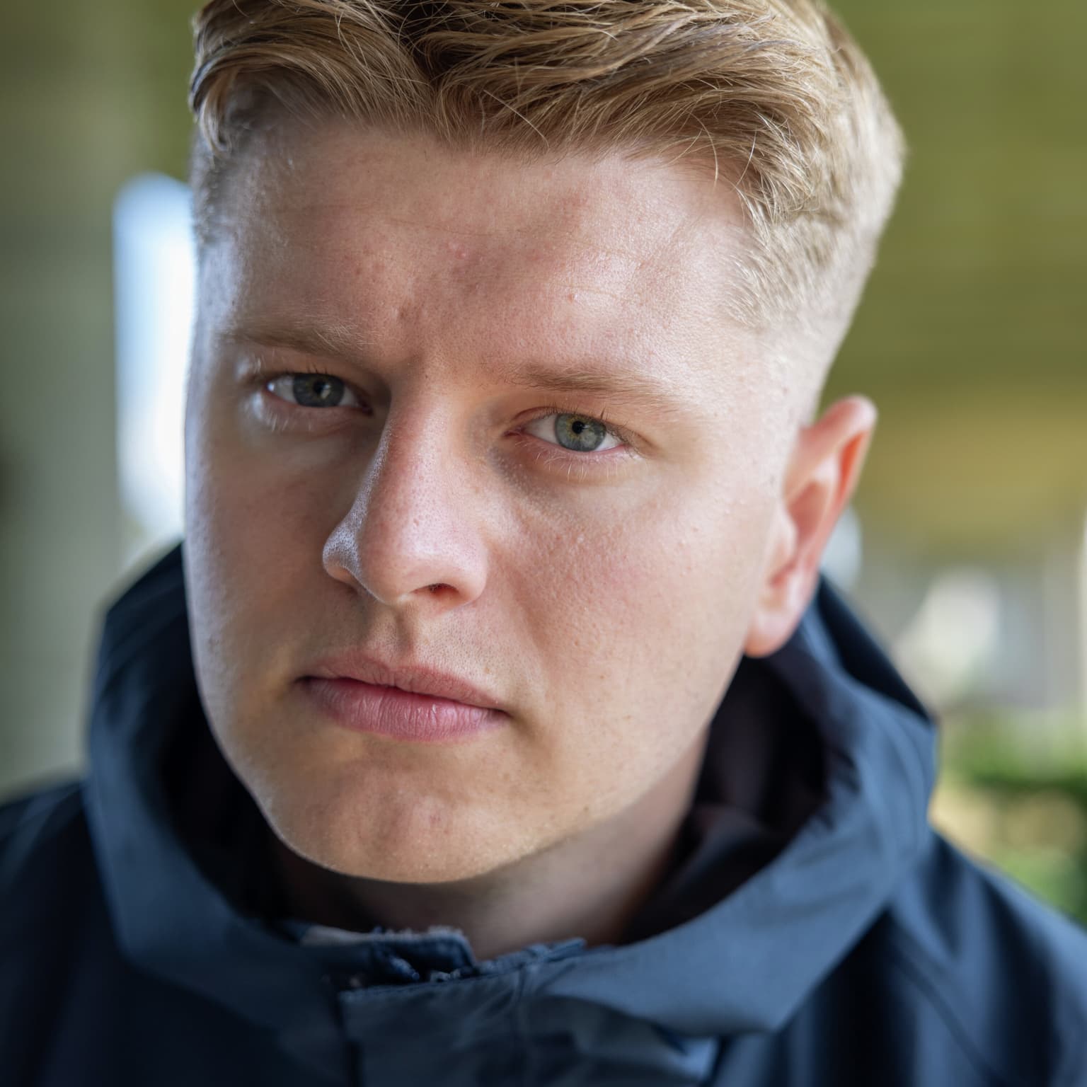 Da Wilfred hænger i luften, kan han mærke, at han alligevel gerne vil leve artwork