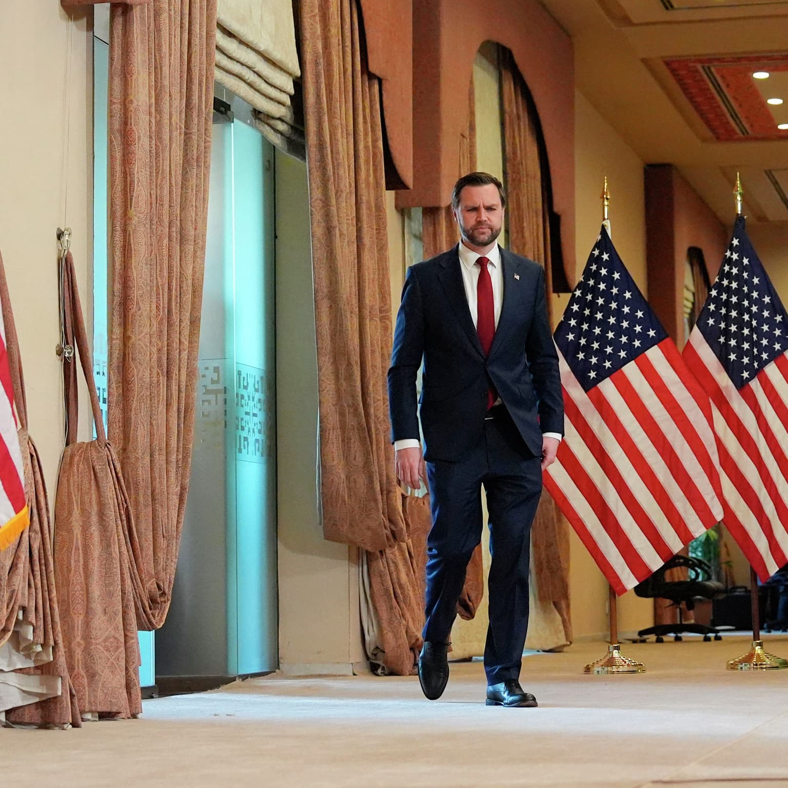 Er kronprinsen JD Vance blevet en kuet håndlanger for Trump? artwork