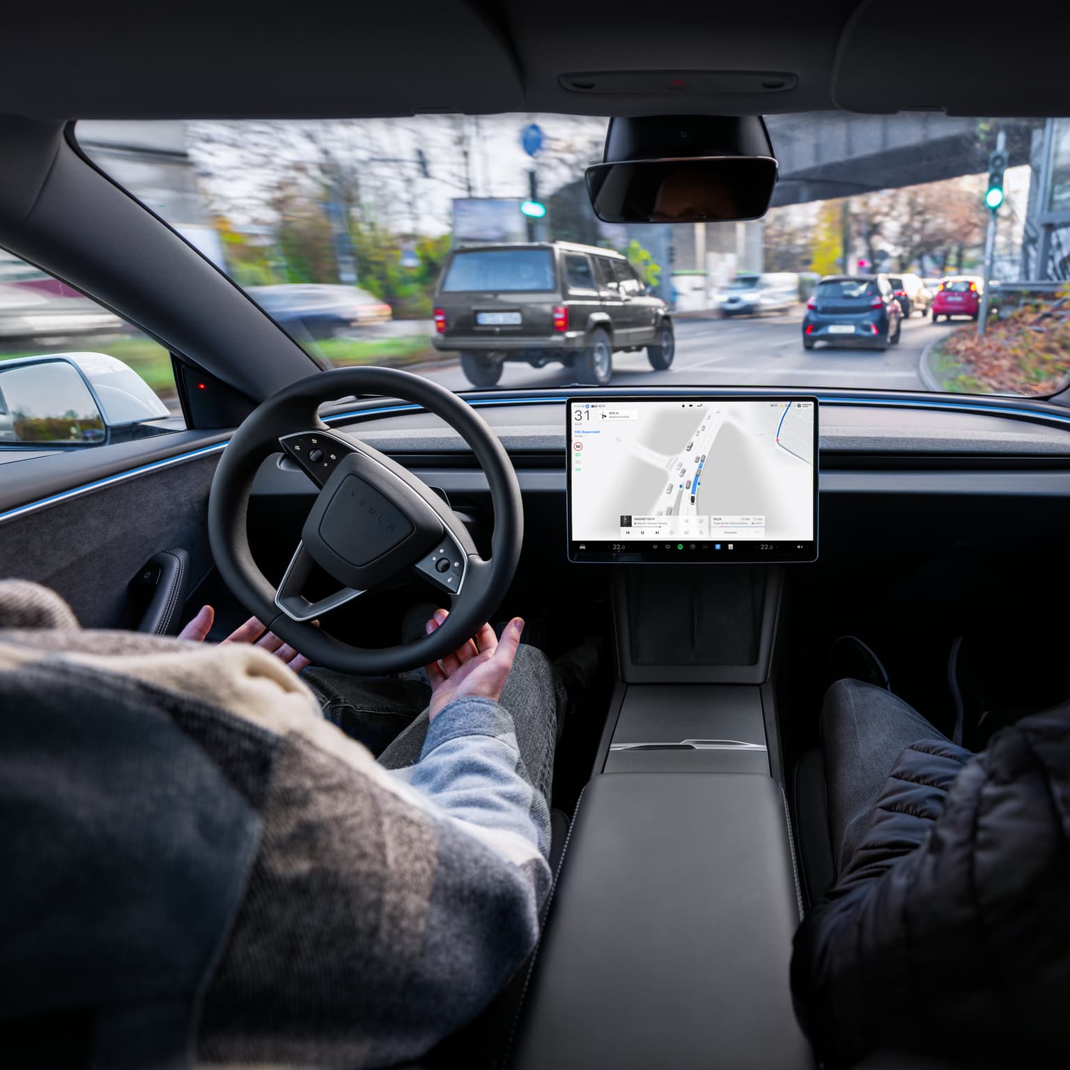323 Bilradio i Tesla der kører selv og årets vigtigste Mercedes artwork
