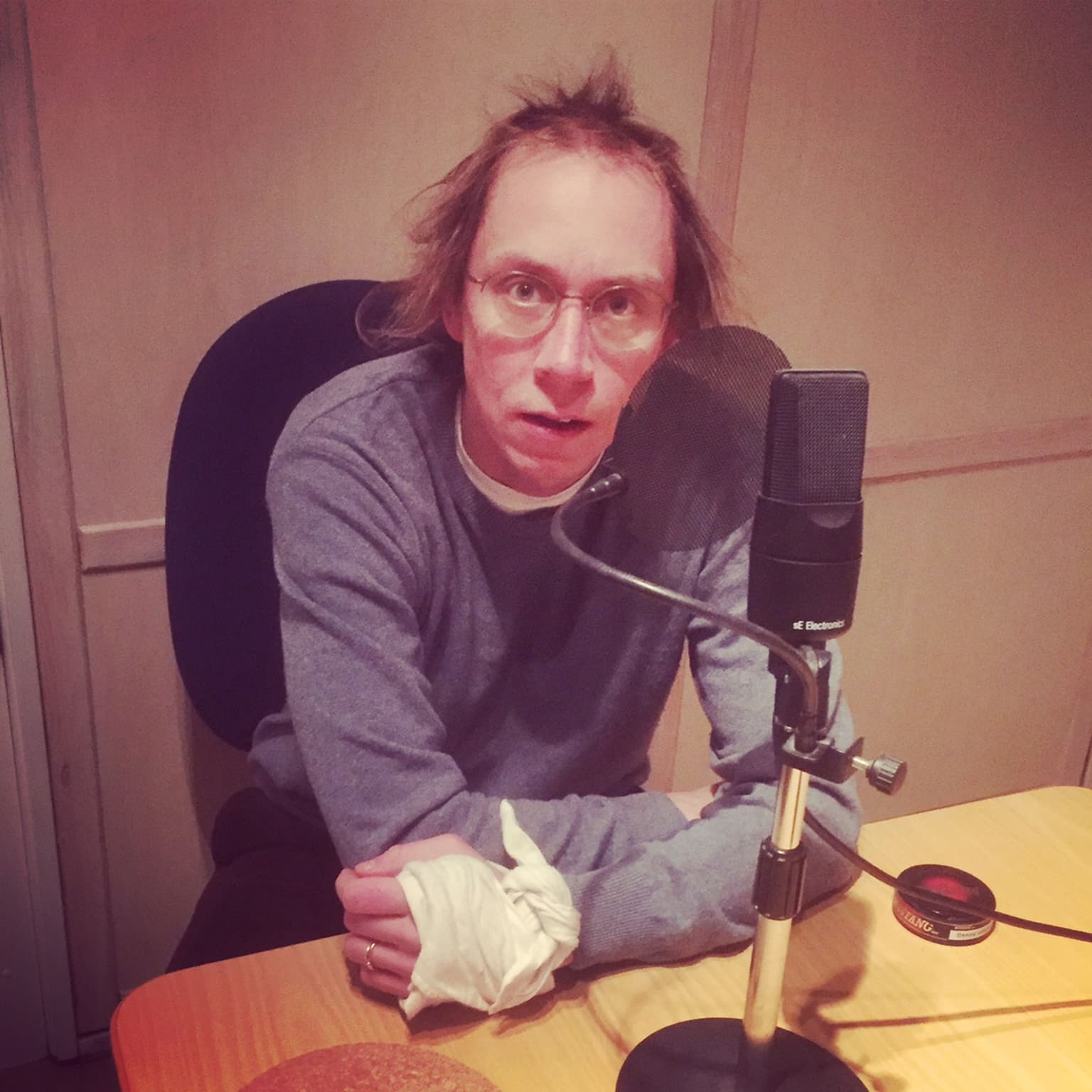 236. Därför har K. Svensson handen i bandage artwork