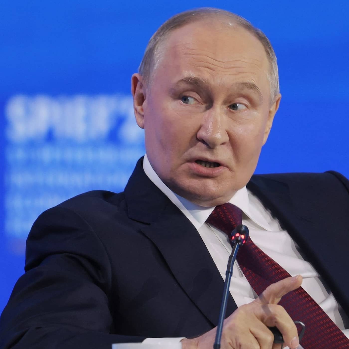 Putin läxar upp sina tjänstemän artwork