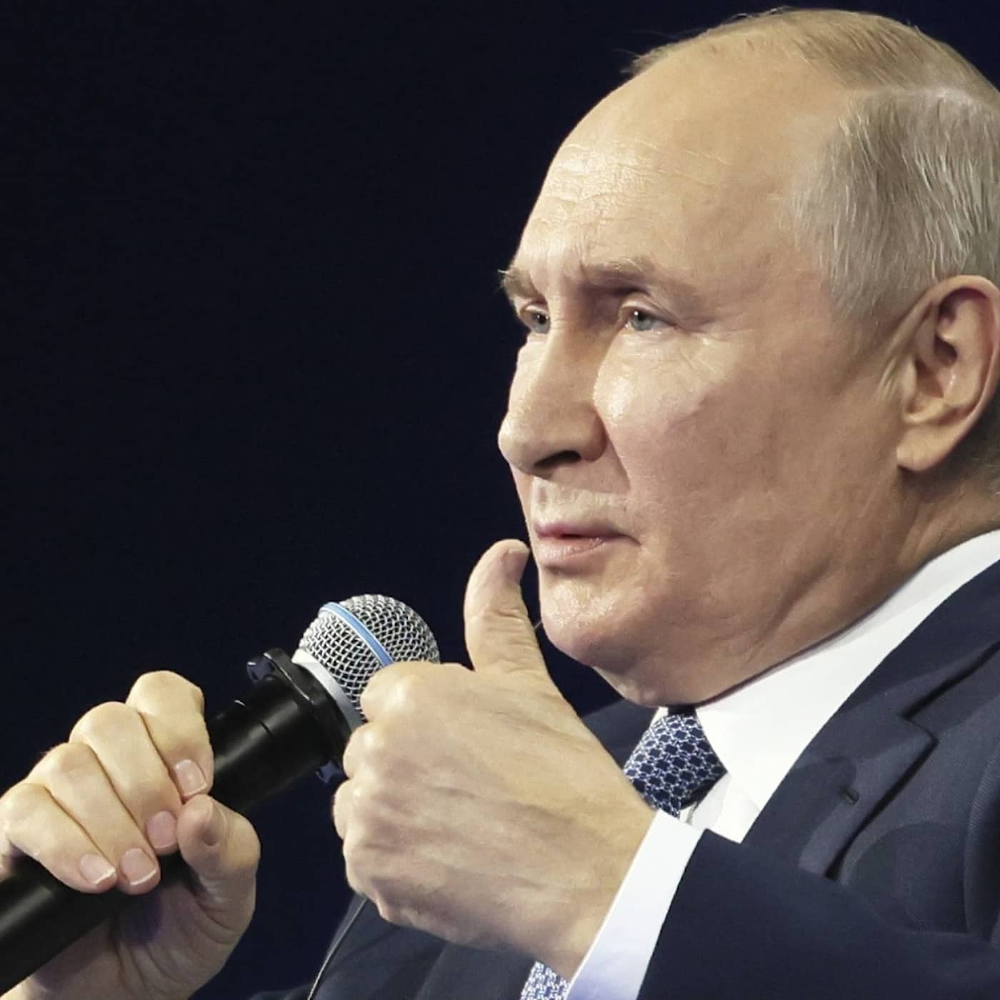 Så håller Putin kriget ifrån sig artwork
