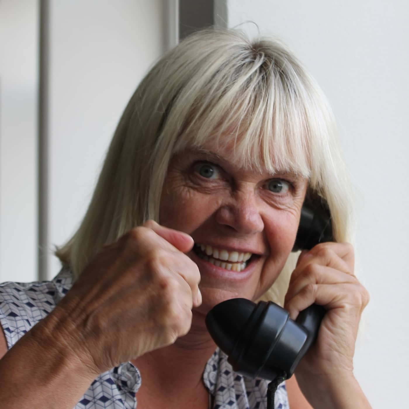 Telefonväkteri med Margita Boström artwork