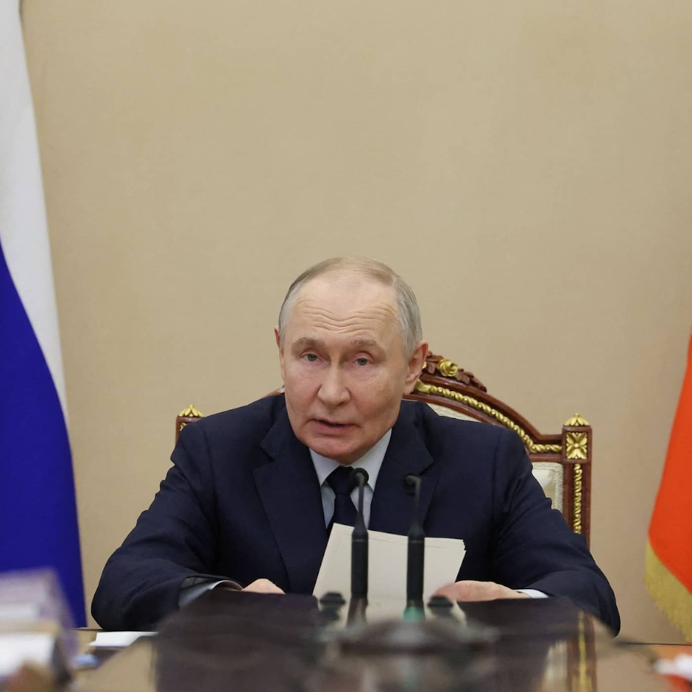 Putin pressad när rysk ekonomi blinkar rött artwork