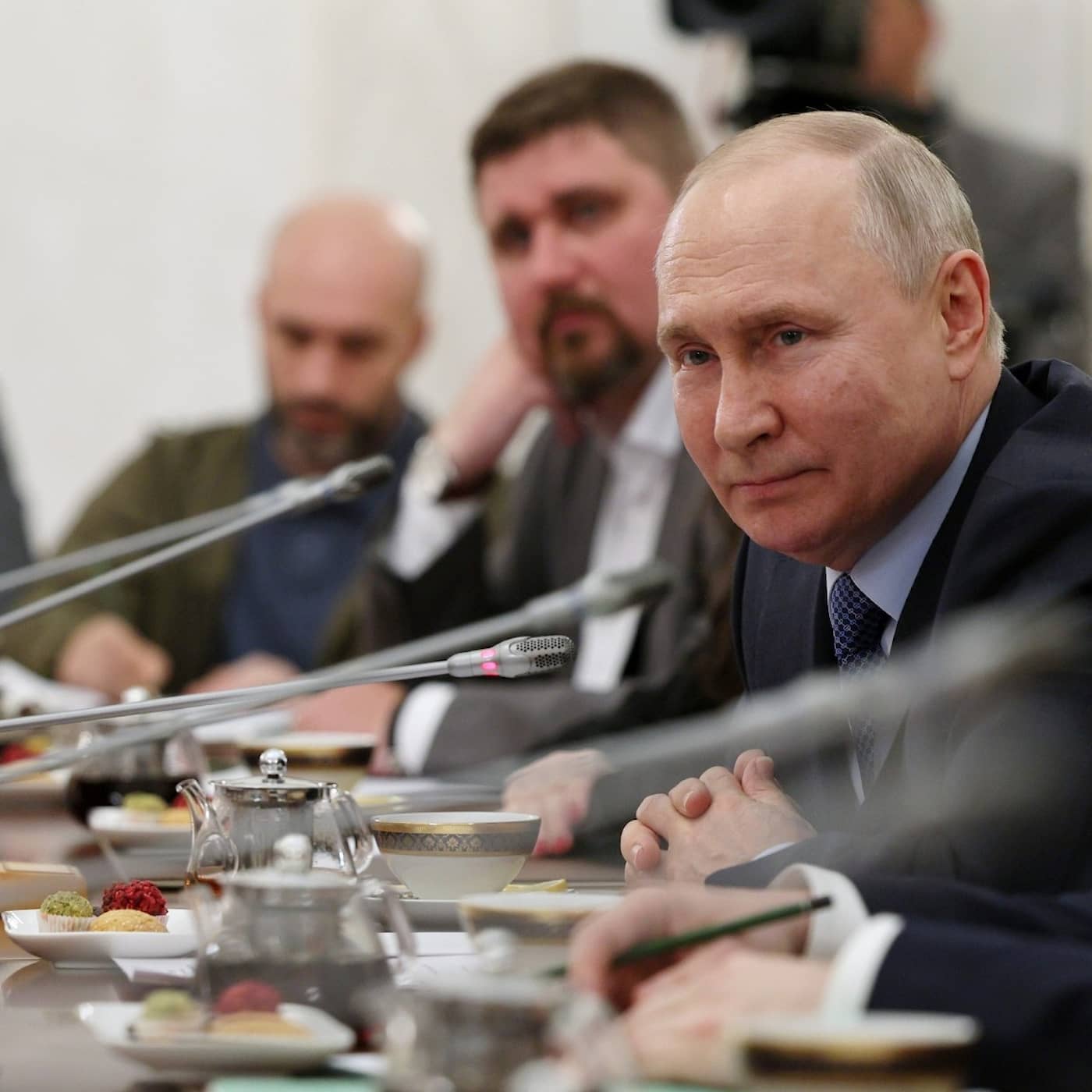 Ryska krigshetsare rasar mot Putins förbudspolitik artwork