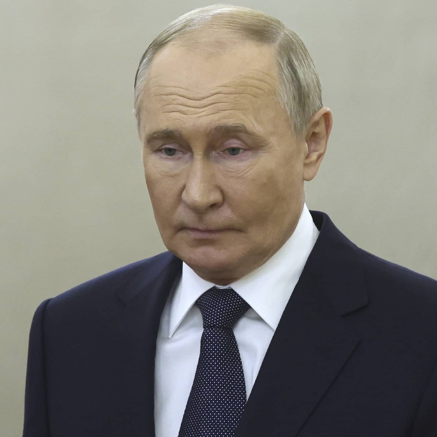 Pengarna som ska säkra Putins makt artwork