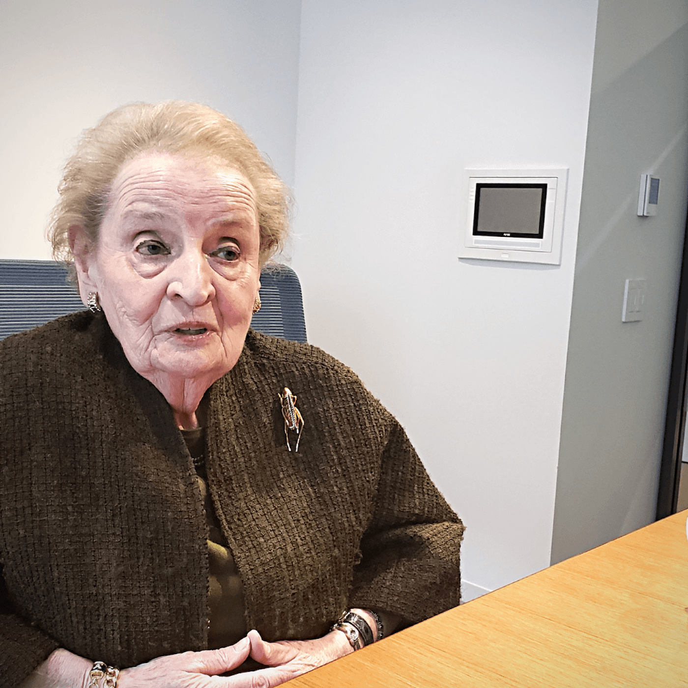 Fernando Arias träffar Madeleine Albright artwork