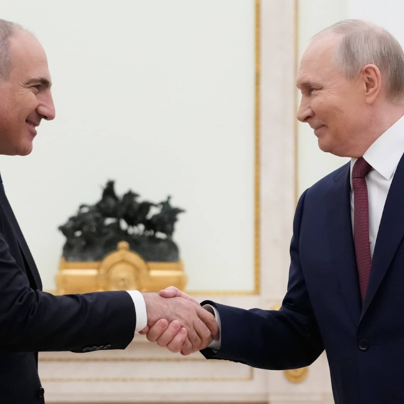 Putins inflytande hotas när grannar närmar sig väst artwork