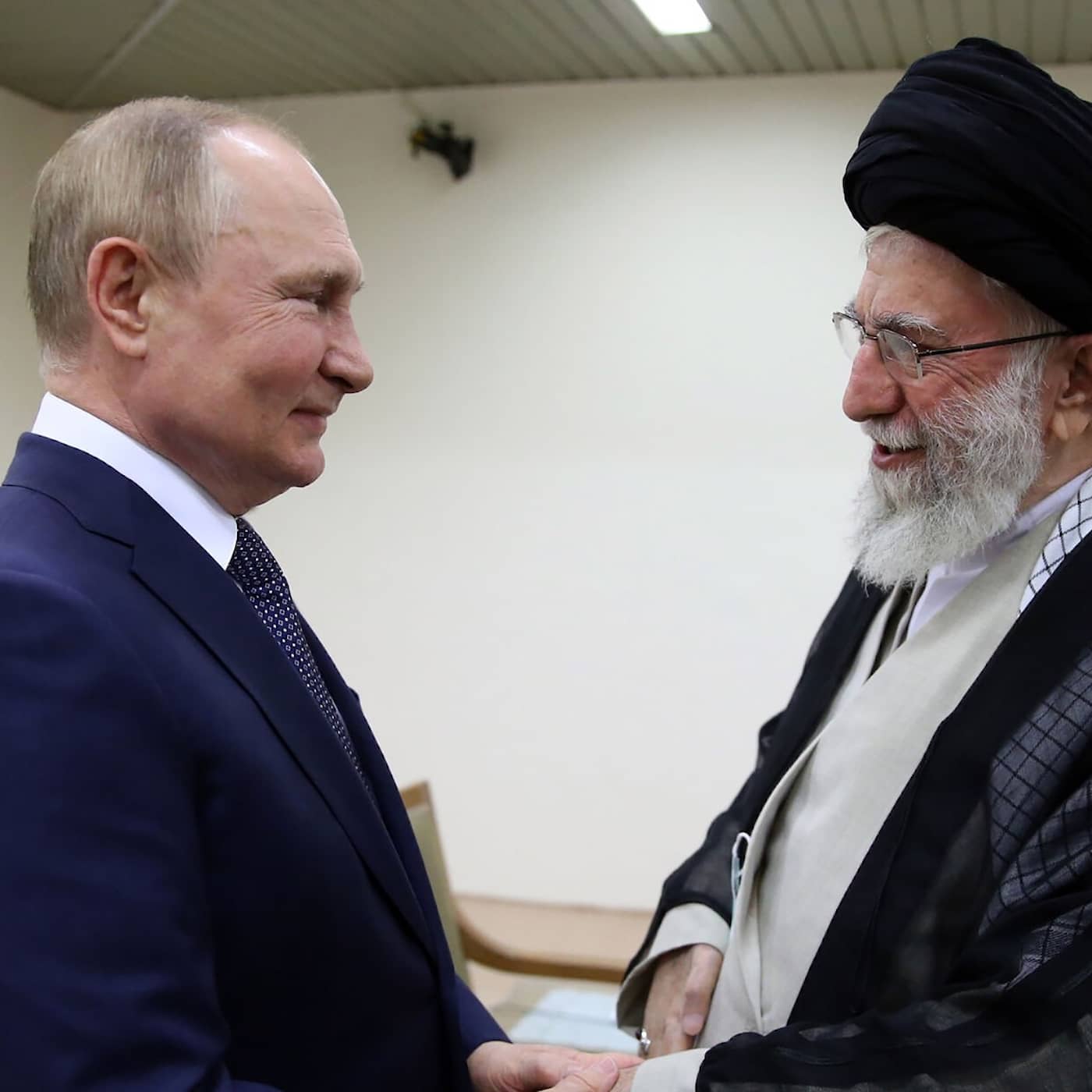 Putin handfallen när regimen i Iran skakar artwork