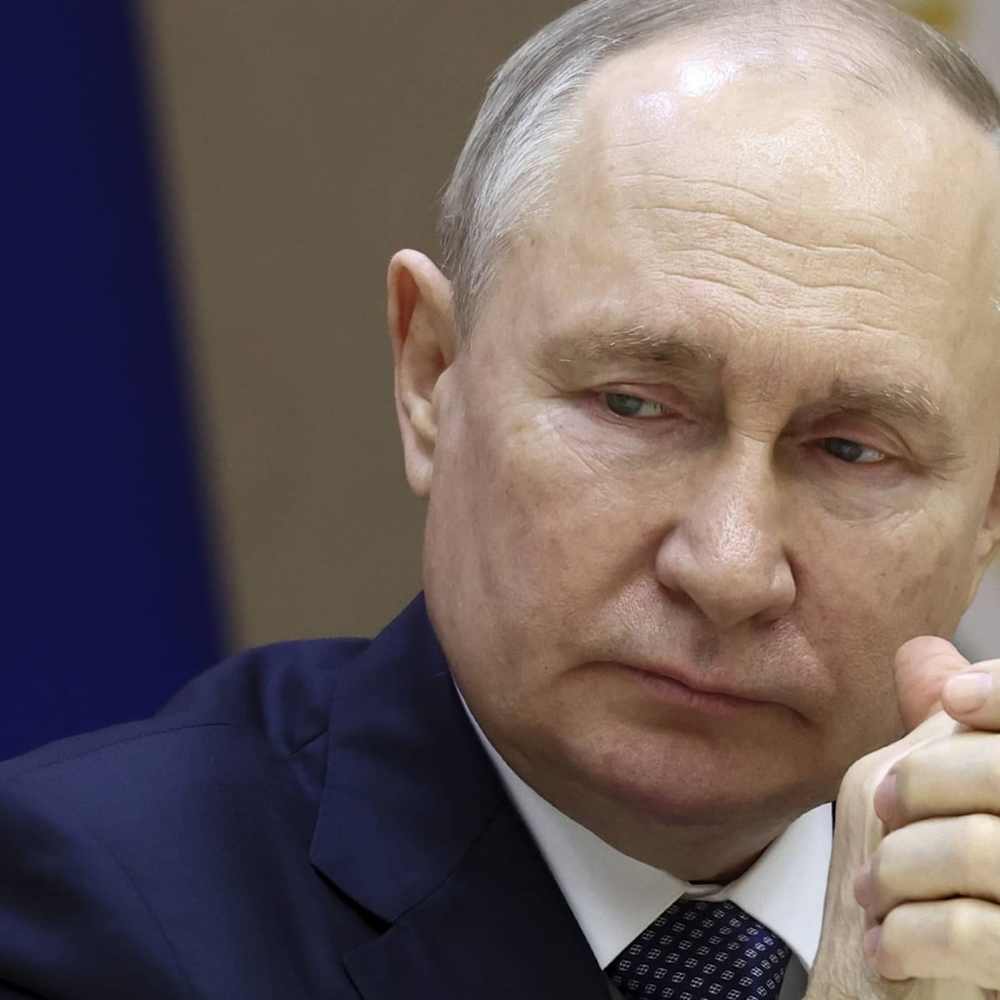 Därför beskriver Putin sitt krig som en tragedi artwork
