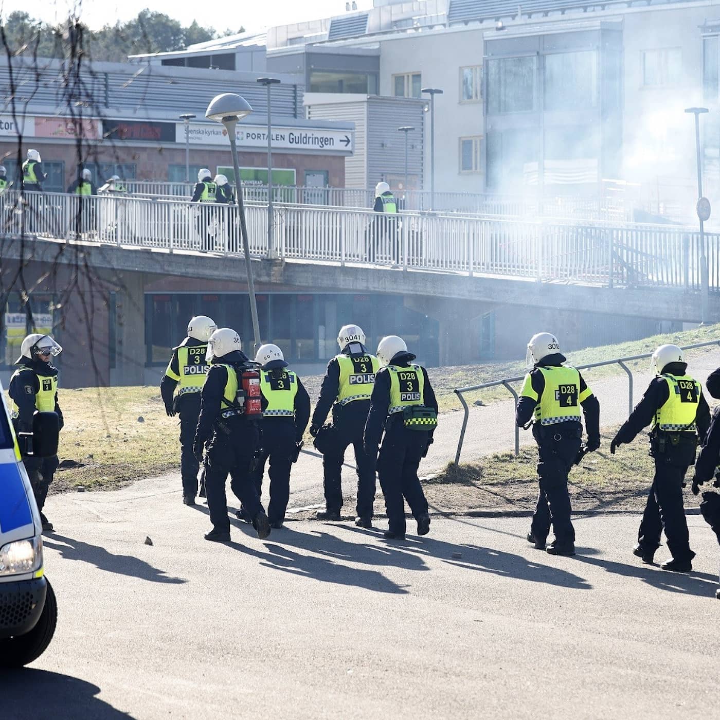 Dialog eller gummikulor när upplopp rasar artwork