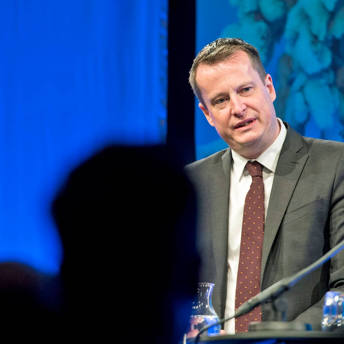 Anders Ygeman vill sätta stopp för svarthandeln med svenska pass artwork