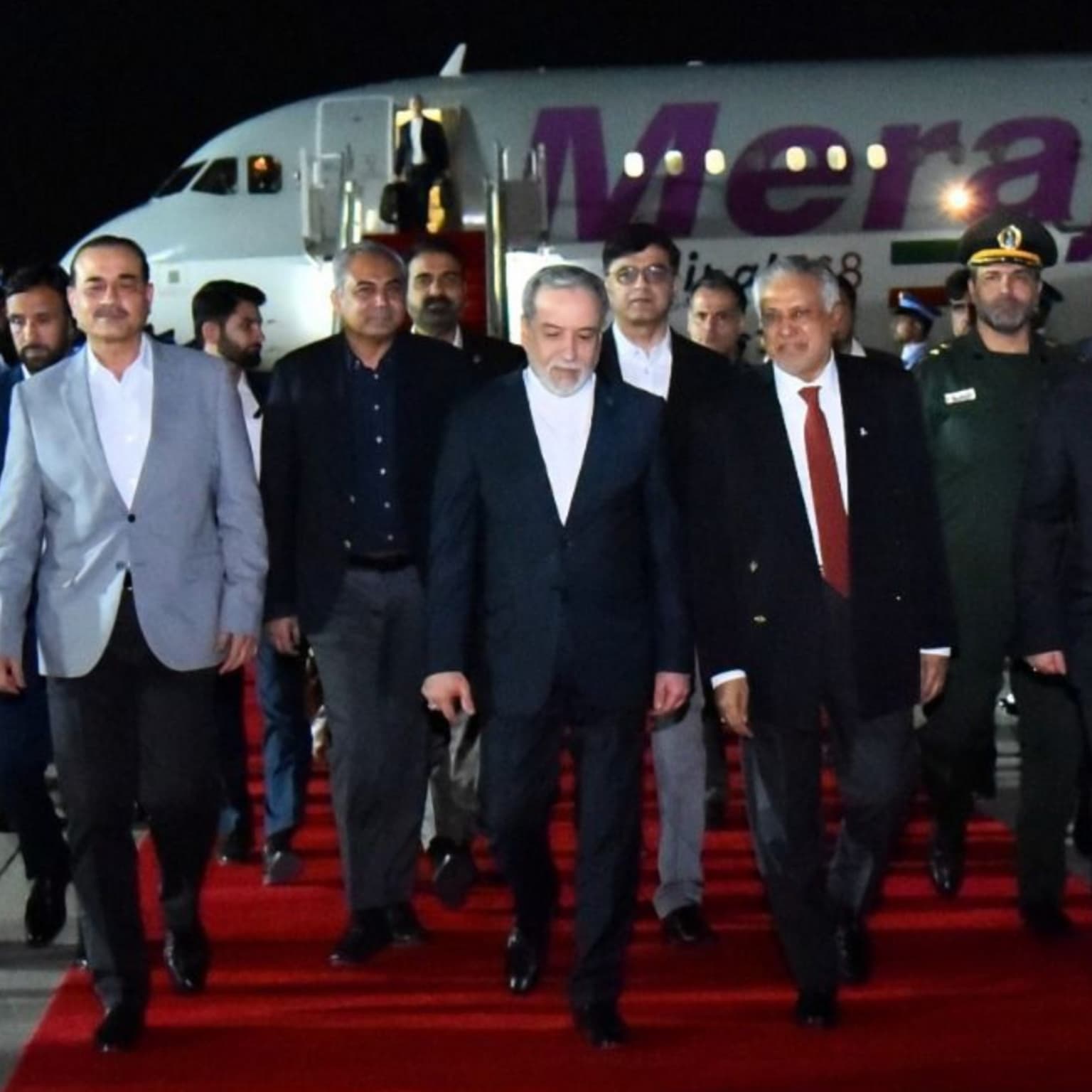 US and Iran travel to Pakistan for peace talks artwork