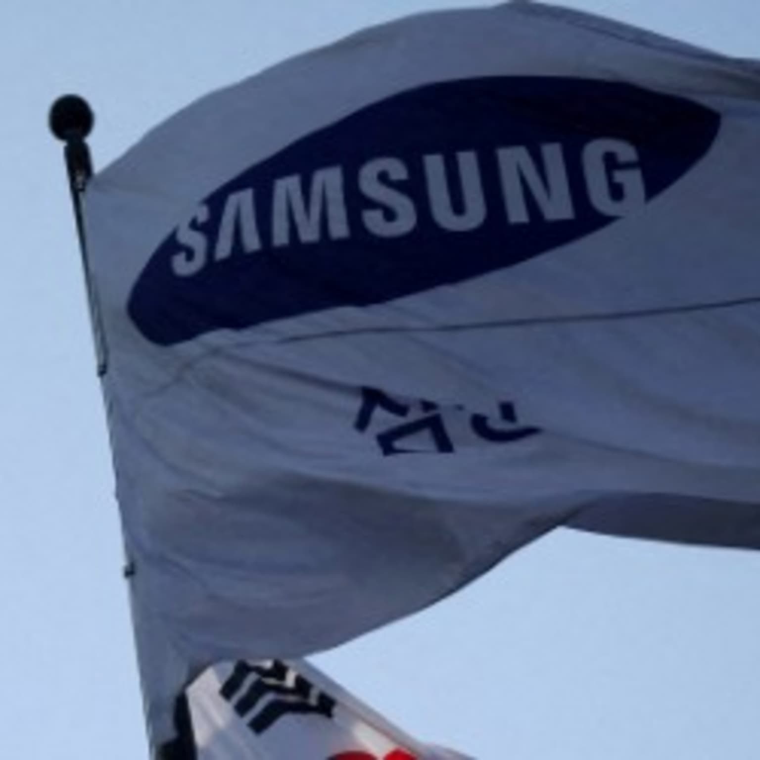 Samsung workers secure $400,000 bonus deal on AI profits artwork