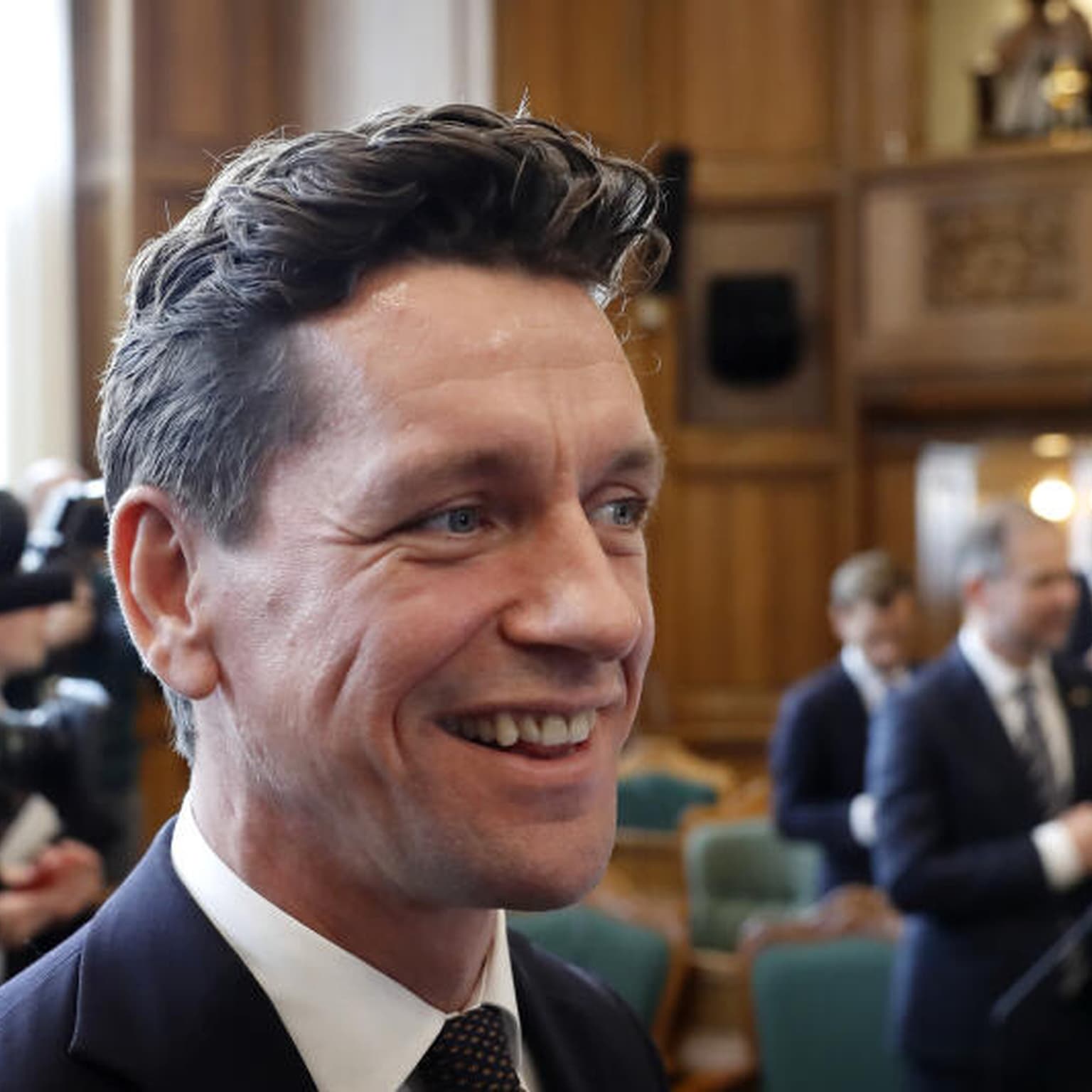 Derfor har Kaare Dybvad taget tøjet af artwork