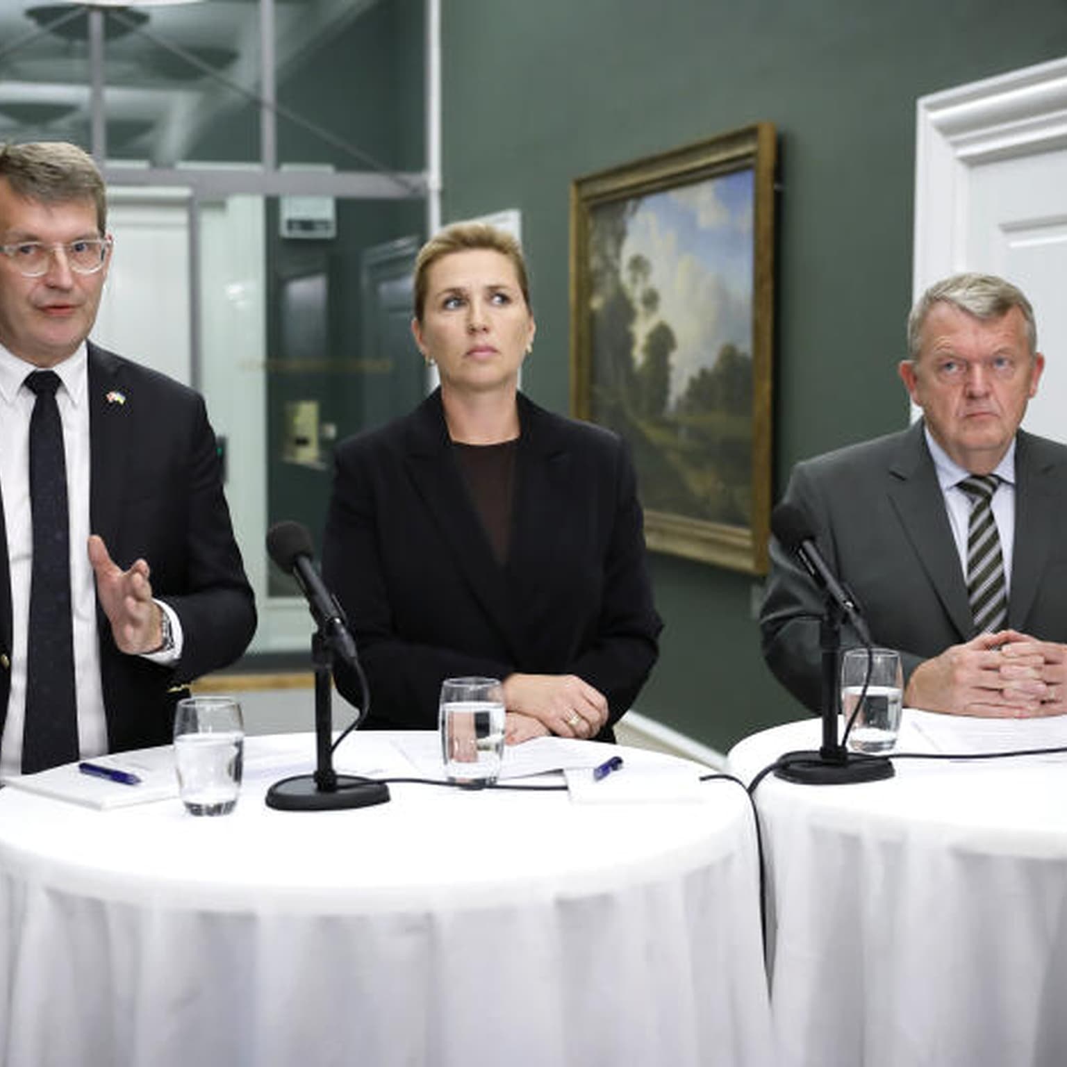 Regeringen er træt som en 90-årig artwork