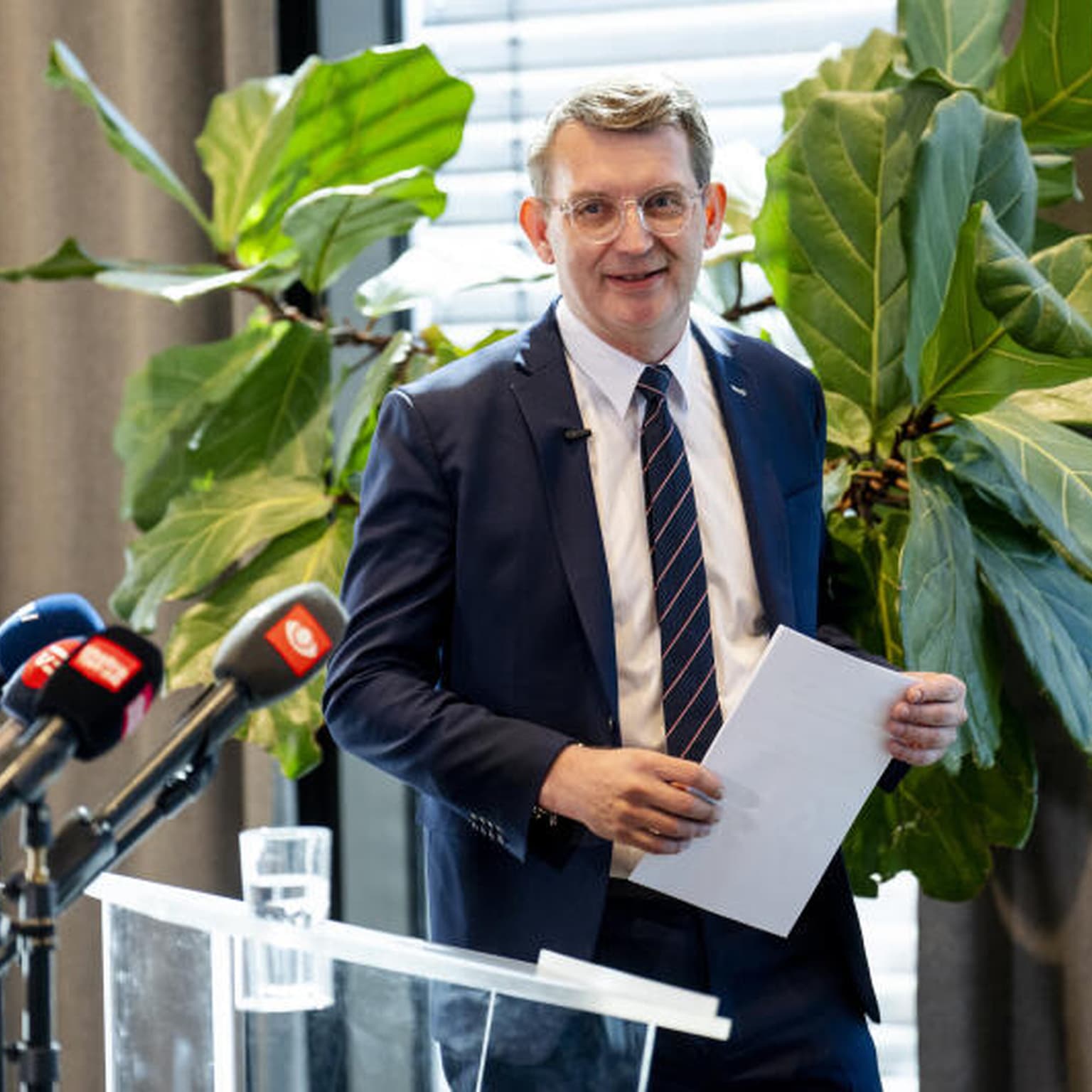 Løkke blev fanget med bukserne nede artwork