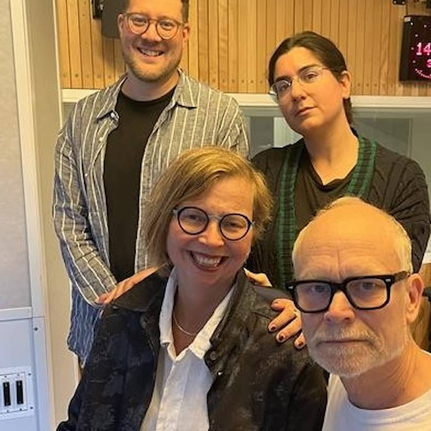 Dilan Apak: Äntligen får kvinnor vara inkompetenta på jobbet! artwork