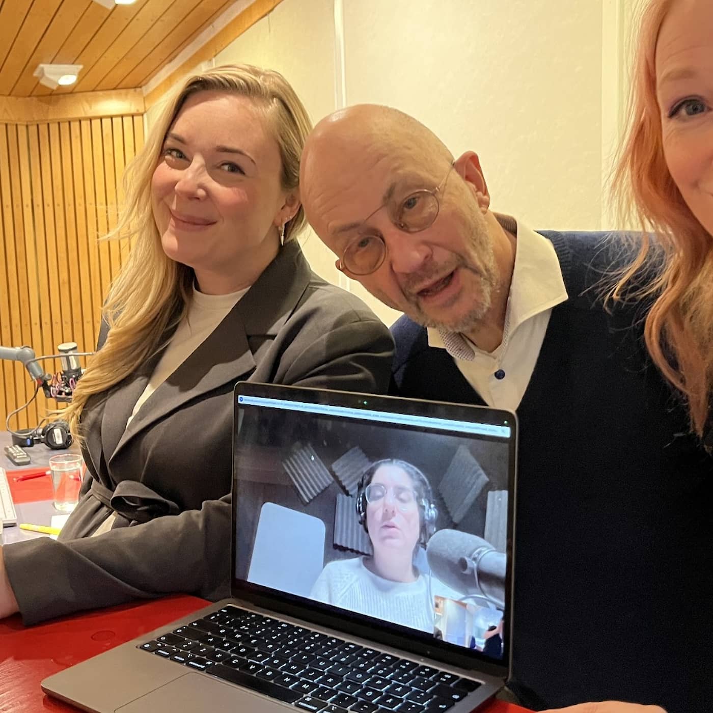 Dilan Apak: glöm äktenskap och barn – nu är det vänner som gäller artwork