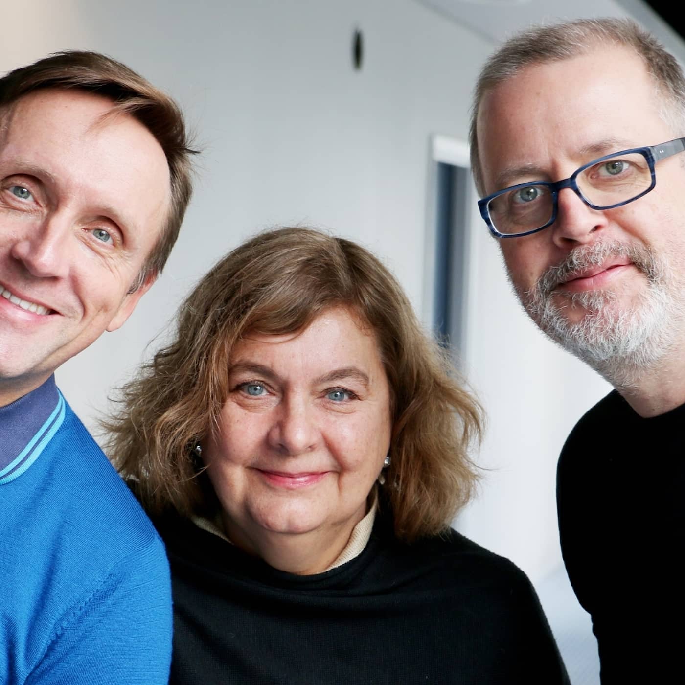 Gör som våra förfäder – bemästra din omgivning med ögonbrynen! artwork