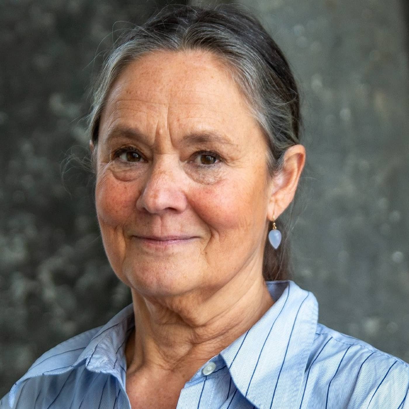 Pernilla August: Skuldkänslorna kom när jag blev mormor artwork