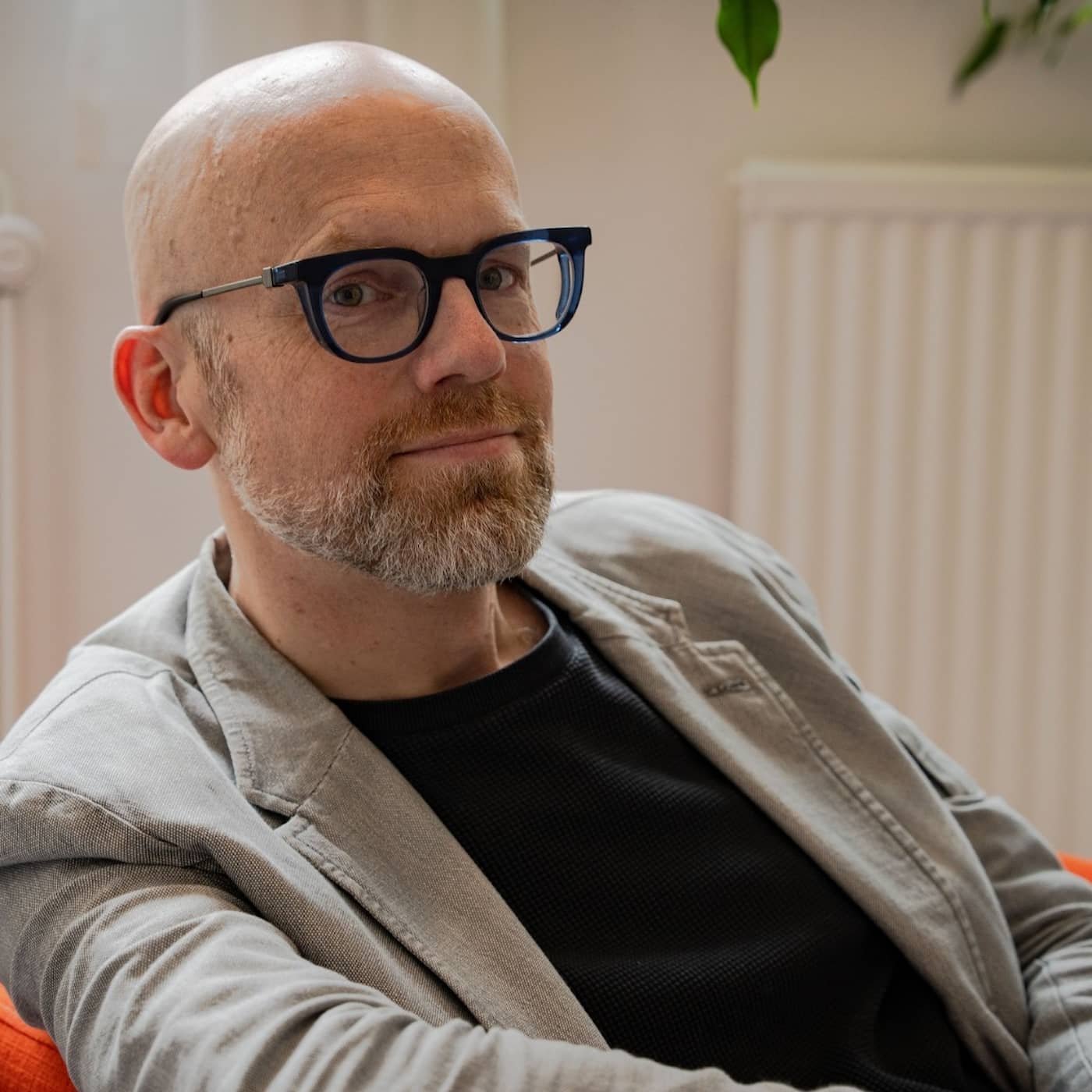 Författaren Andreas Ekström: ”Du dog just. Du är redan till besvär” artwork