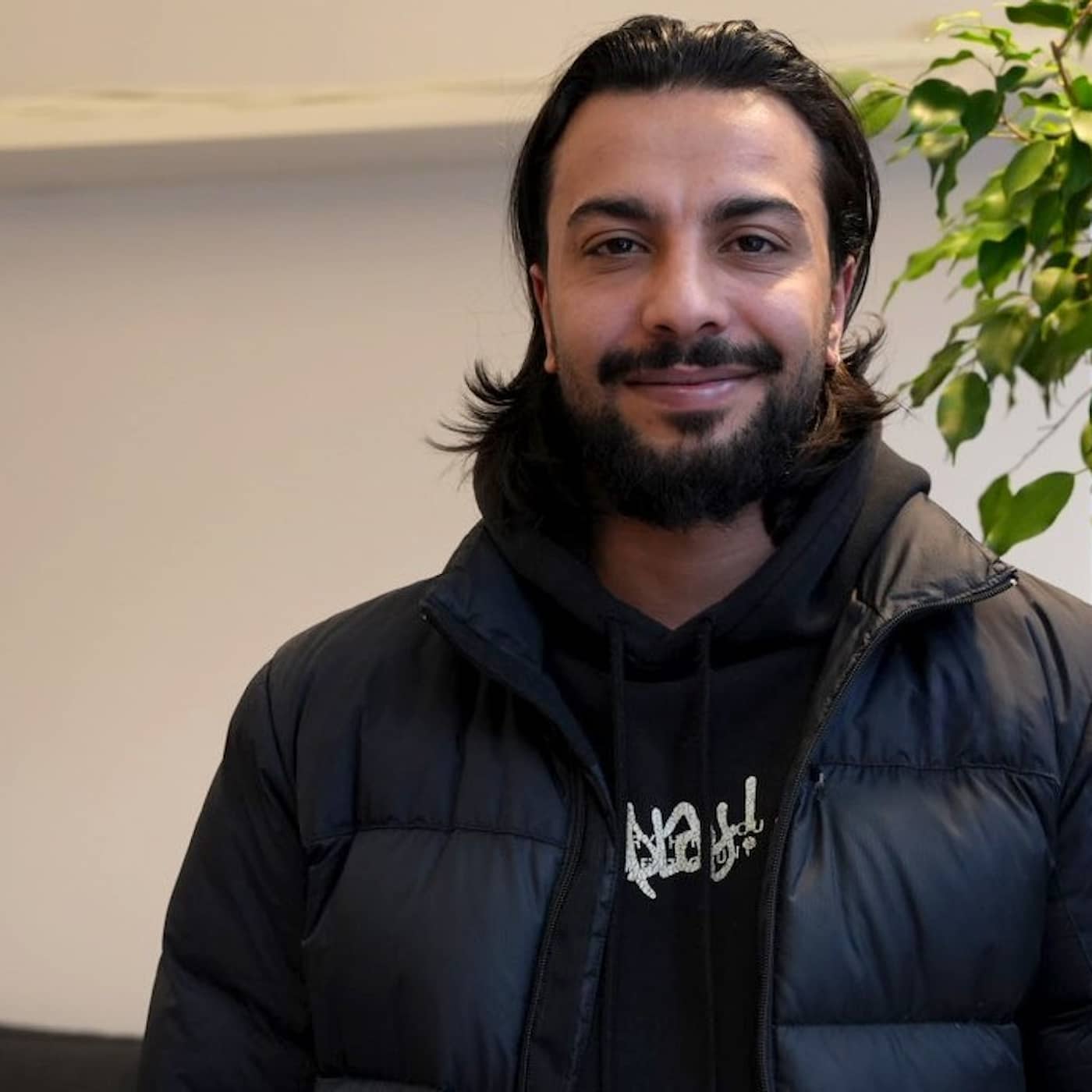 Mohammed Nour Oklah – från vaktmästare till huvudroll: En helt ny värld artwork