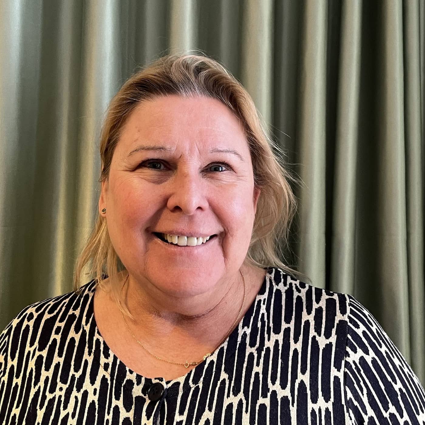 Ruth Qvarnström Jones: Jag sitter lugnt i båten och dricker champagne artwork