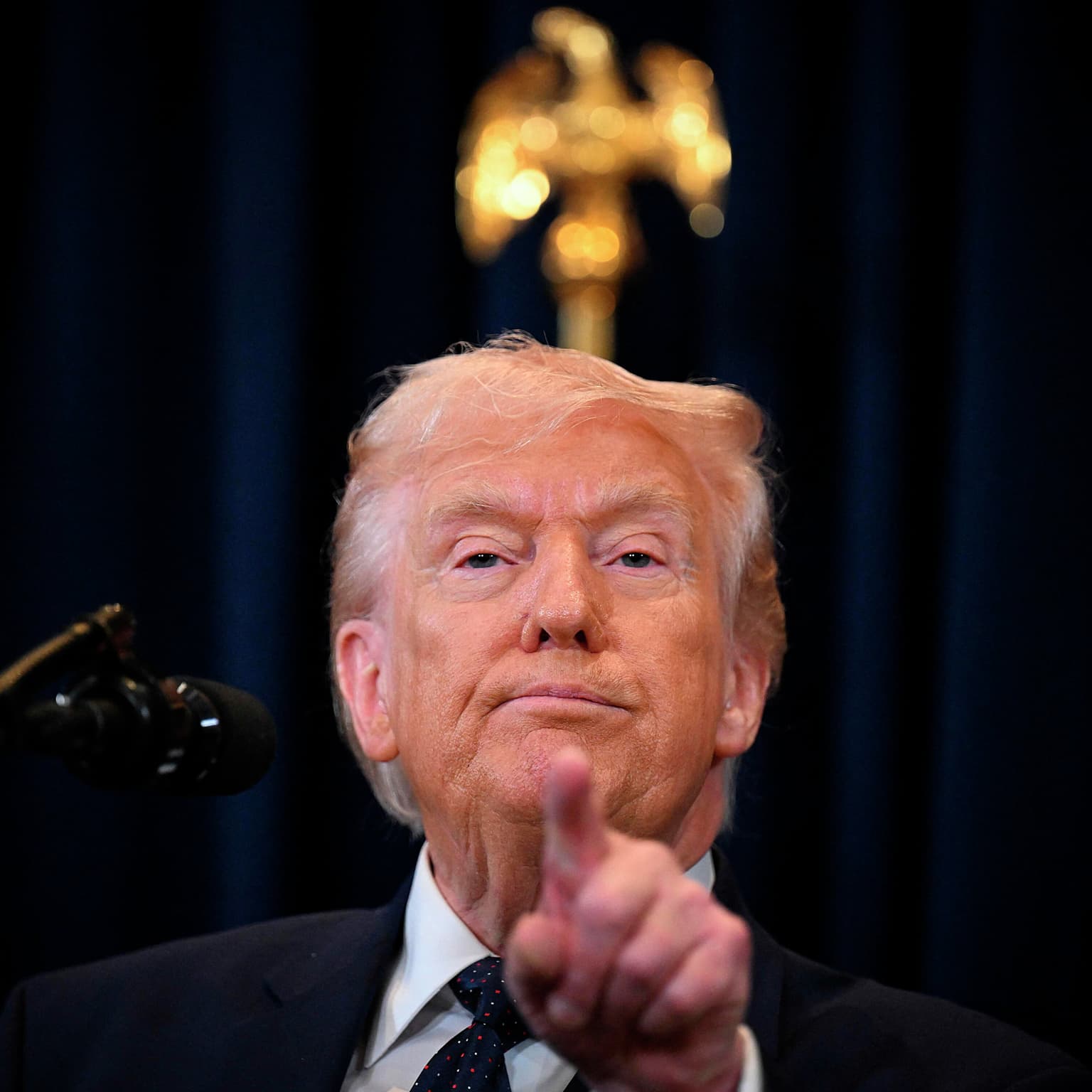 Trump sejler rundt i Iran artwork