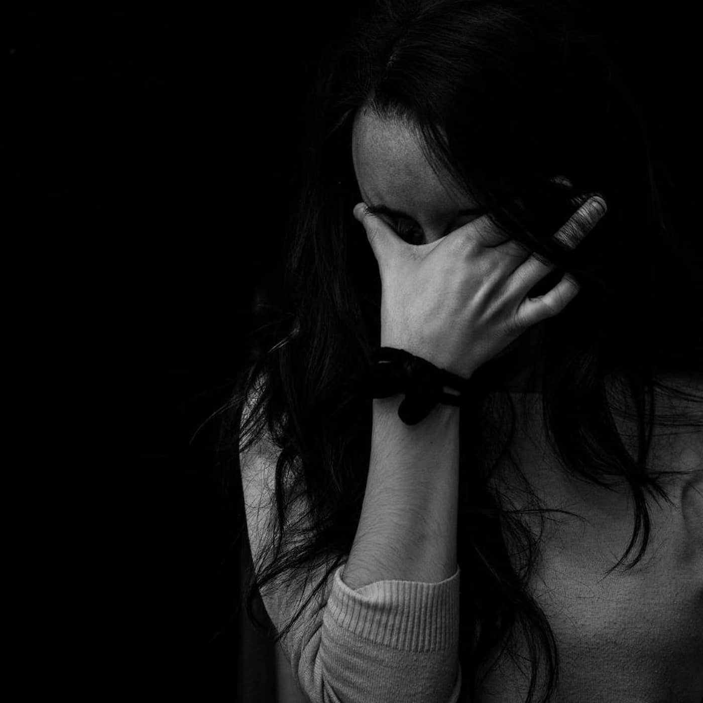 Lämna eller stanna kvar – Maria lever i en destruktiv relation artwork