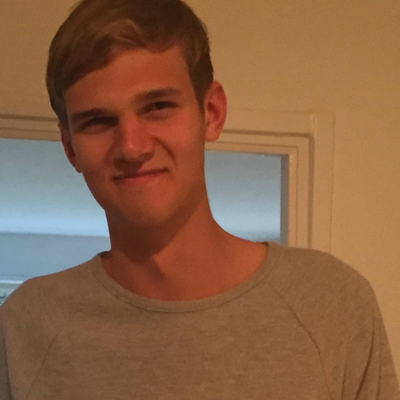Erik är 213 cm lång: "Värst är folk som pekar och smygfotar" artwork