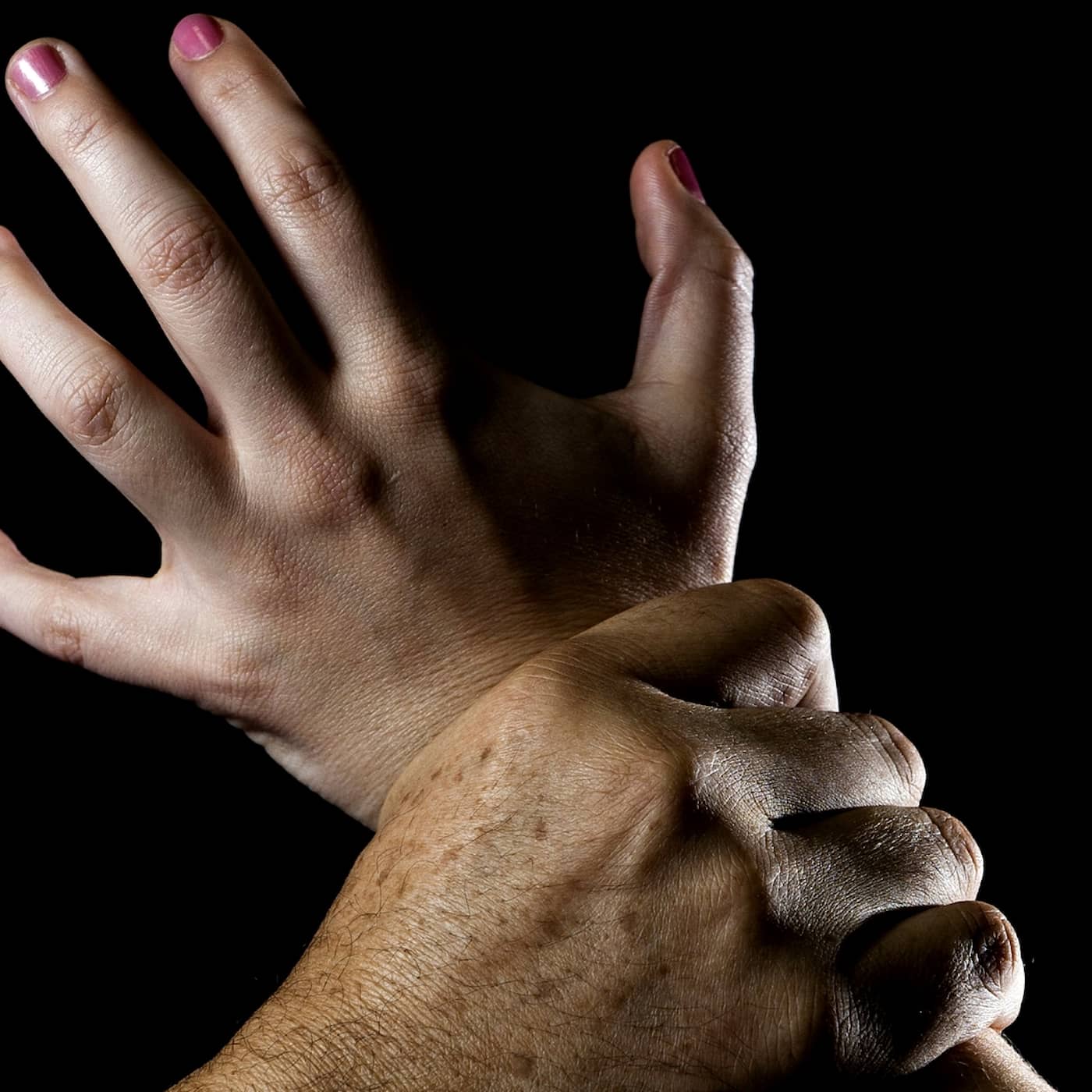 Simon säljer våldsamt sex till främmande män – för att skada sig själv artwork