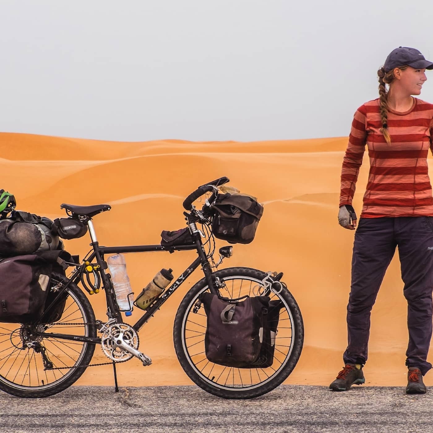 Fredrika cyklar genom Sahara artwork