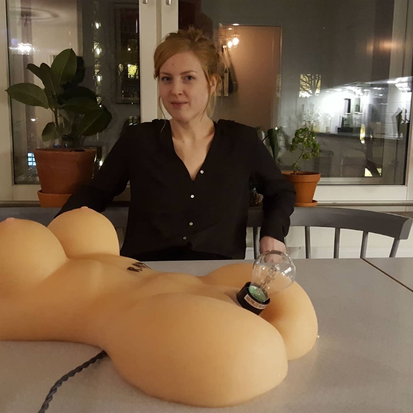 Matilda köpte en lampa – fick en sexdocka artwork